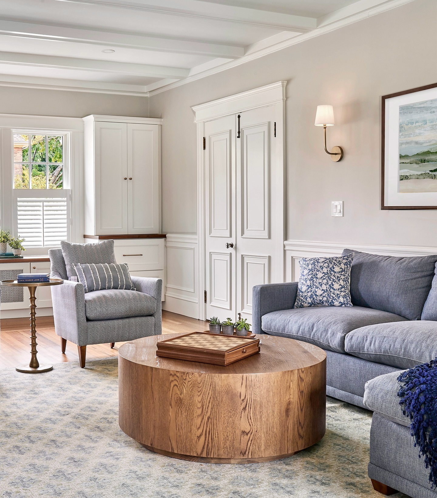 We always let the home take the lead when coming up with our design vision. This 1930s colonial on the East Side had beautiful moldings, beams and high ceilings. To enhance these lovely qualities we chose furniture, lighting and cabinetry that were a complement. As usual it was great to work with @wescottbuilding throughout the process!
📷: @angeltuckerphoto
.
.
#dreamteamhouse
#eastsideofprovidence
#newenglandhome
#colonialhomes
#decorativelighting
#threesparrowsdesign
#designvision
#interiordesign
#fullfurnishing
#fixerupper