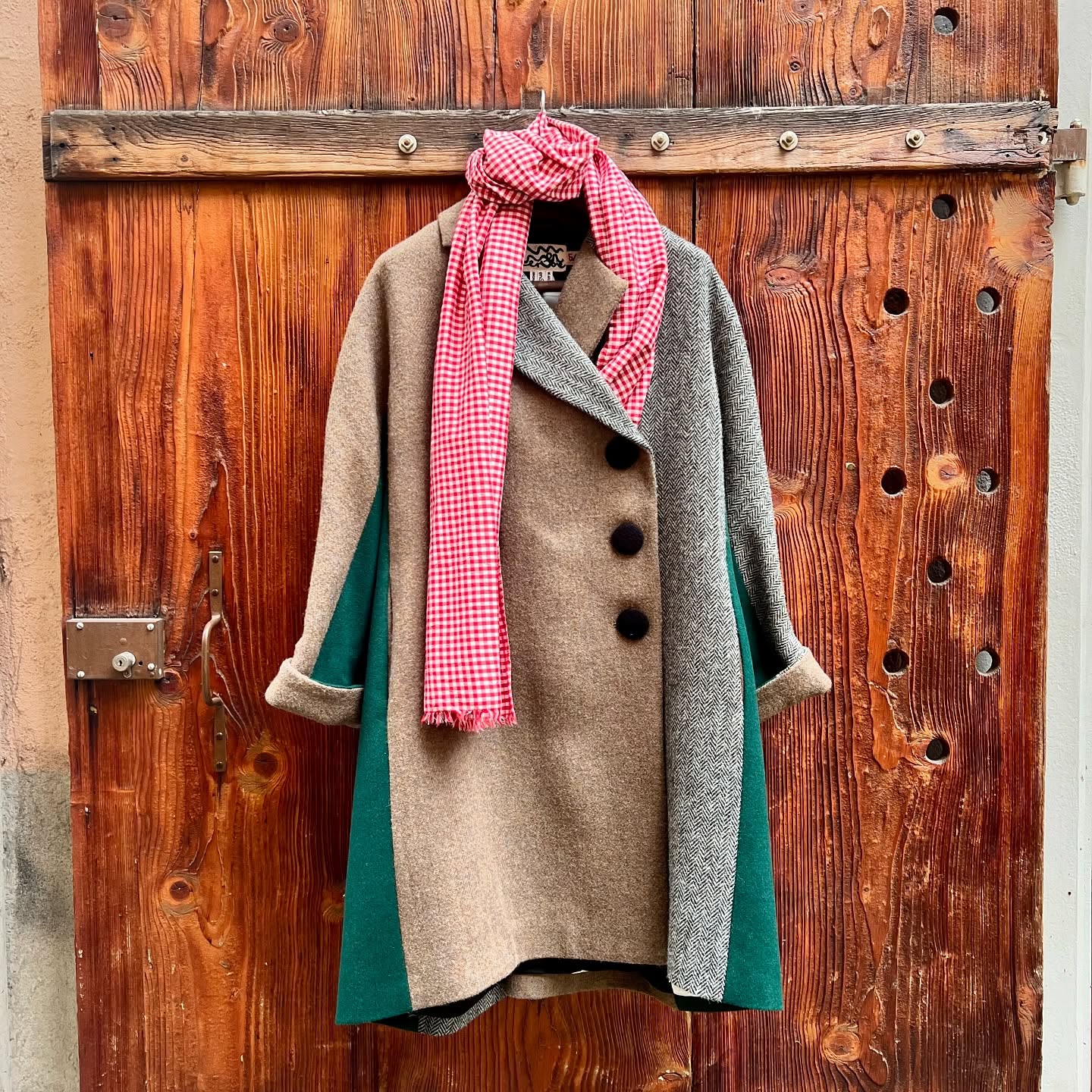 Many new exciting autumn arrivals at REmember Vintage 👒
Coat: En Soie, Handmade, Outer Pure New Wool, Silk Lining
Foulard: Handmade
Coat: Max Mara
Dress: Dsquared2, 100% Silk
Hat: Vintage
And many more to discover 💫
#secondhand #vintage #zurich #autumn