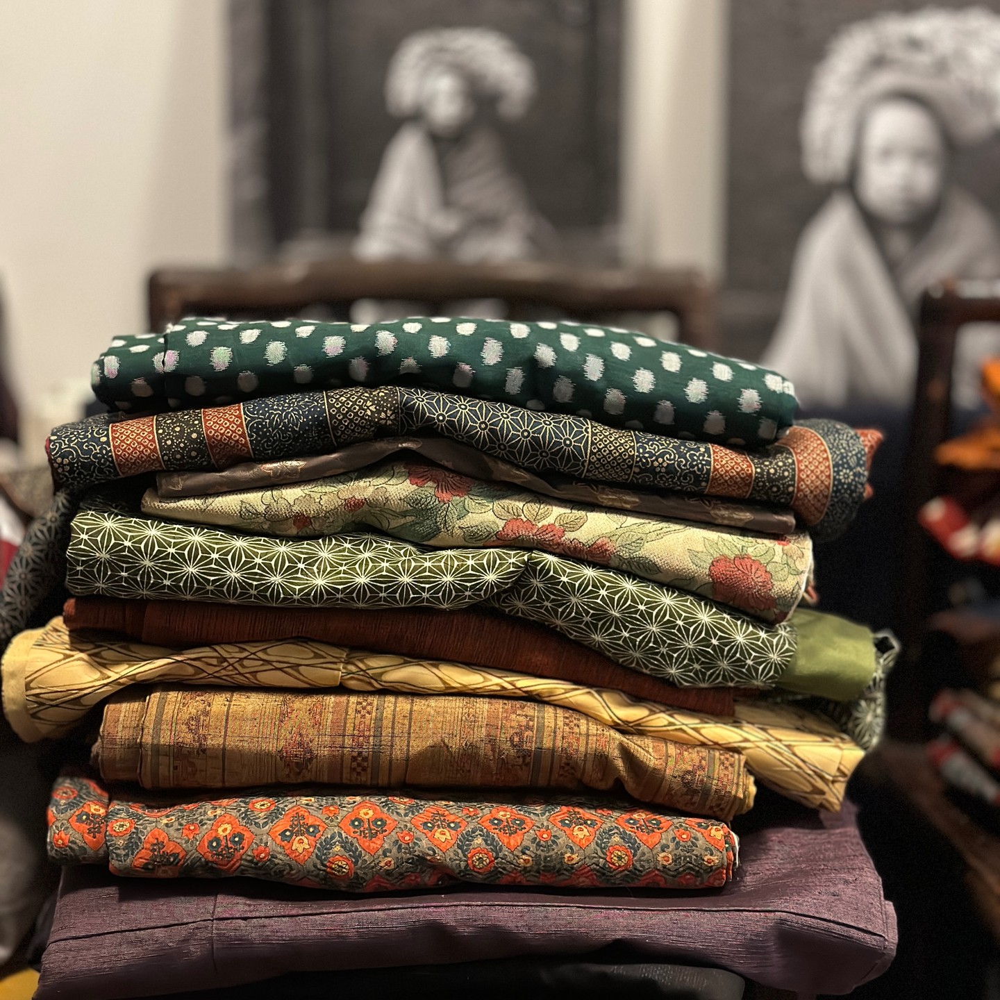 The term kimono means 'a thing(s) to wear'. It is a robe made of a piece of cloth measuring 10-12 meters by 30-40 centimeters, from which eight pieces are cut and in which all the fabric is used. A band, called the obi, is tied around the waist. Any differences in shape, materials, and images are determined by age, gender, marital status, social position, and season. The kimono was imported from China to Japan at the beginning of the 7th century. The shape has undergone some minor changes over time.