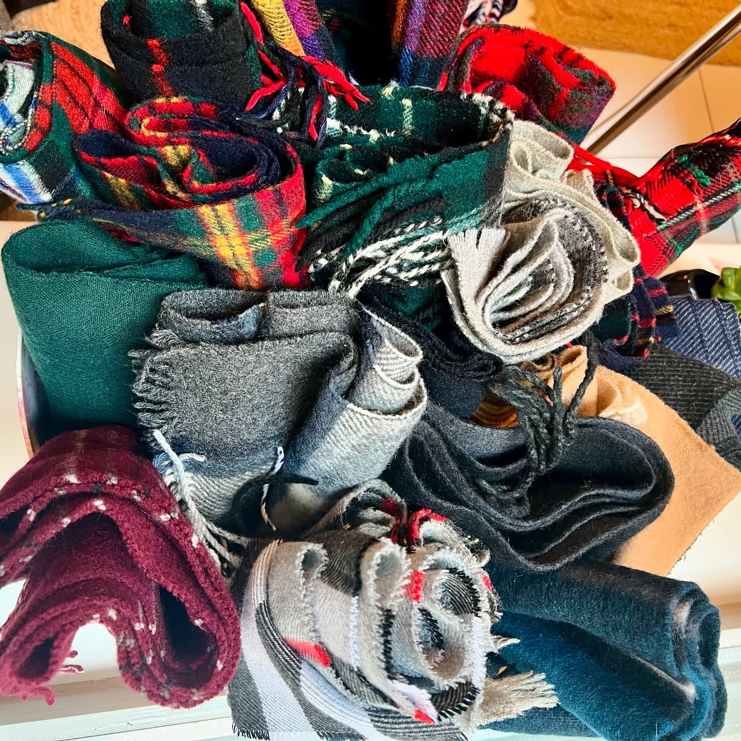Find a large selection of woolen scarves, vintage watches and hats 🧣
#secondhand #vintage #zurich #autumn #vintagewatch
