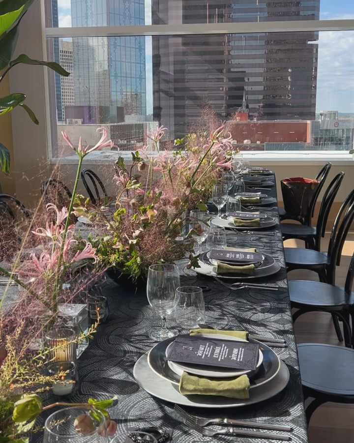 Brunch for the Dallas @thesocieteprivee thanks @alexakayevents for asking me to flower this fun gathering! And thank you @jwmarriottdallas @montagerestaurant for having us!