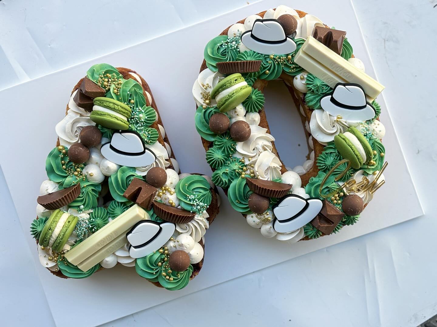 40th Number Cake 🥳
Cake Number Tim Hire @bakebossaustralia
Macarons @milk.and.butter.bakery
Acrylic Charms @chaosandpetals
.
.
.
.
#numbercake #40thcake #kaikaicakery #malecake #goldcoastnumbercakes #buttercreamcake #numbercakes #havanathemedcake #havanparty