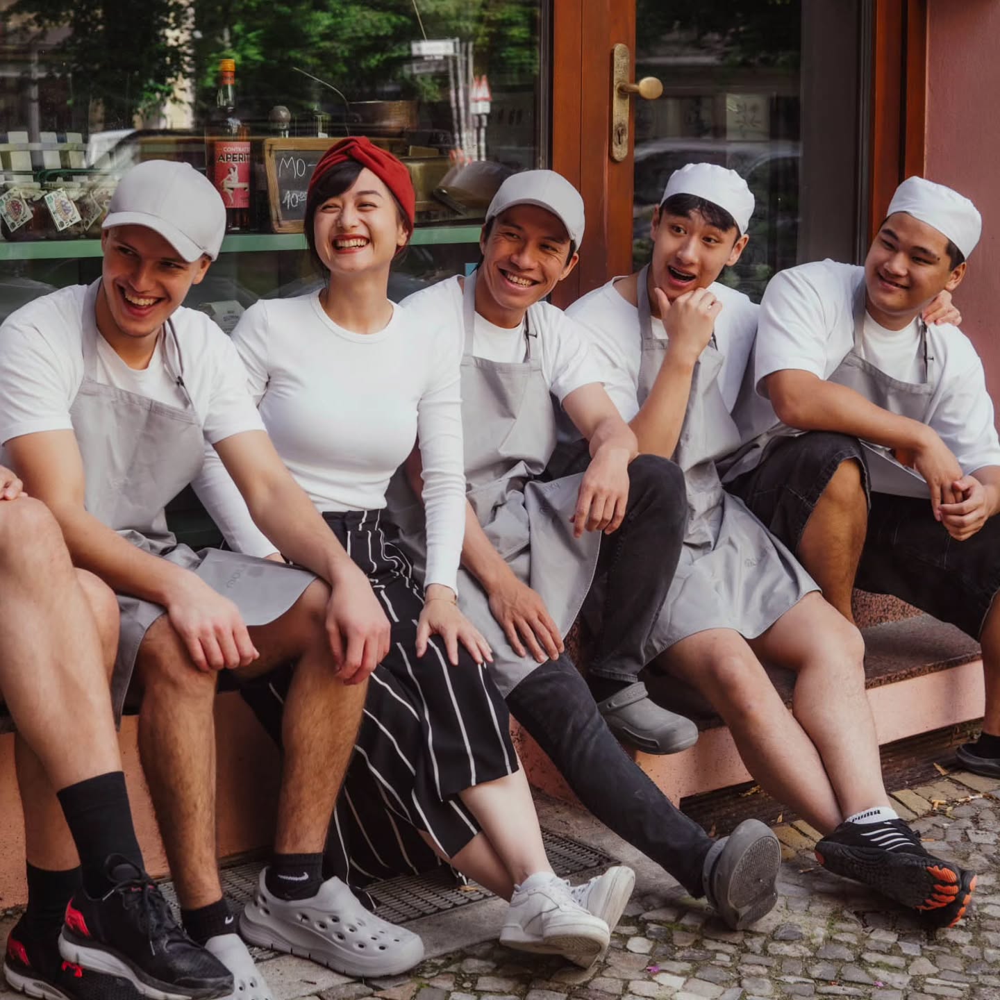 🍞 Wir sind nun mittlerweile ein paar mehr Leute als hier zu sehen. Dennoch sind diese Bilder vom Team Shooting im Sommer zu schön um sie nicht zu teilen 🌻☀️
Beim zweiten Bild sind wir in Gelächter ausgebrochen, weil Ilias plötzlich die Hand von Nam genommen hatte, die dieser zuvor eigentlich nur um Hoai legen wollte 😄
📸 Danke @val.being
#sauerteig
#sauerteigbrot
#sourdough
#berlinerbrot
#brotbacken
#brotbackenmachtglücklich
#berlinfood
#berlinfoodie
#berlinfoodguide