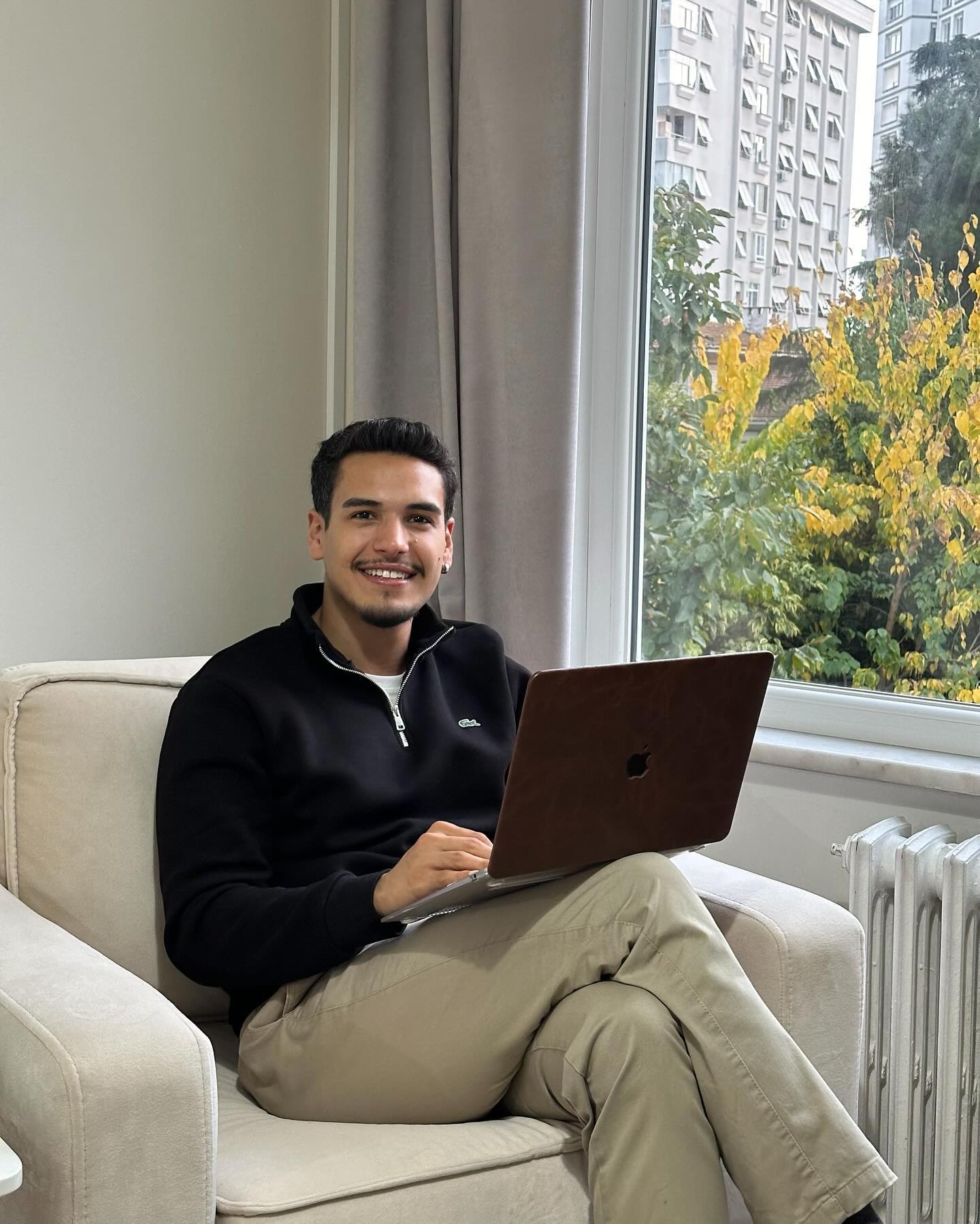 Doğuştan gelen yedi temel duygumuz vardır. Bu duygular ve işlevleri aşağıdaki gibidir.
1-Mutluluk: Sükunet halidir, kaygı verici düşünceleri durdurur. 2-Şaşkınlık: Bilgi toplamamızı ve neler olup bittiğini anlamamızı sağlar. 3-Öfke: Sınırlarımızı korumamızı sağlayan duygumuzdur. 4-Tiksinme: Zarar verici düşüncelerden, durumlardan uzaklaşmamıza yardımcı olur. 5-Utanç: Kültüre ve normlara uyum sağlamamıza aracı olur. 6-Üzüntü: Kayıpların yasını tutup sonuçlarını değerlendirebilmemizi sağlar. Sonrasında artan enerji ile yeni planlar yapmamıza aracılık eder. 7-Korku: Hayatta kalabilmemiz için temel duygudur. Don, savaş, kaç tepkisi verebilmemizi sağlar. #duygular #seans #psikoterapi #duyguodaklıterapi