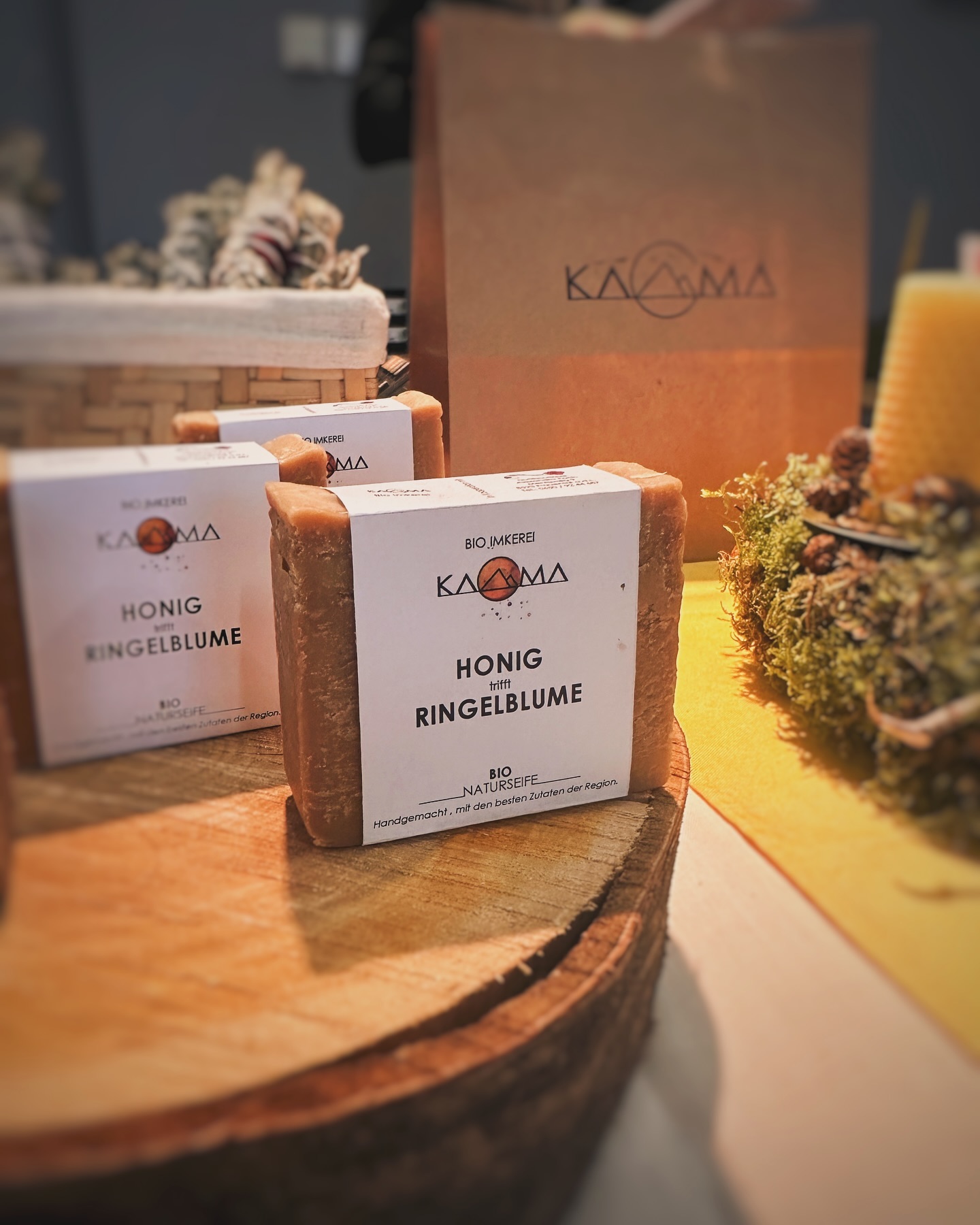 ✨ Neu bei uns und ab heute in der @markterei! ✨
Ab sofort findet ihr bei uns:
🍯 Honigseife & Propolis
🌿 Räucherbündel von unserem Kräuterfeld, mit duftenden Rosenblättern verfeinert
🕯️ Adventkränze mit handgefertigten Bienenwachskerzen
Kommt vorbei und lasst euch von unseren neuen Produkten verzaubern! 🌼 #Markterei #Naturprodukte #Adventstimmung #Bienenwachskerzen #bioimkerei #marktinwien #regionaleinkaufen #imkerinnen #honigausösterreich #bienenwachskerzen #propolis #bienenprodukte #naturkosmetik #räuchern