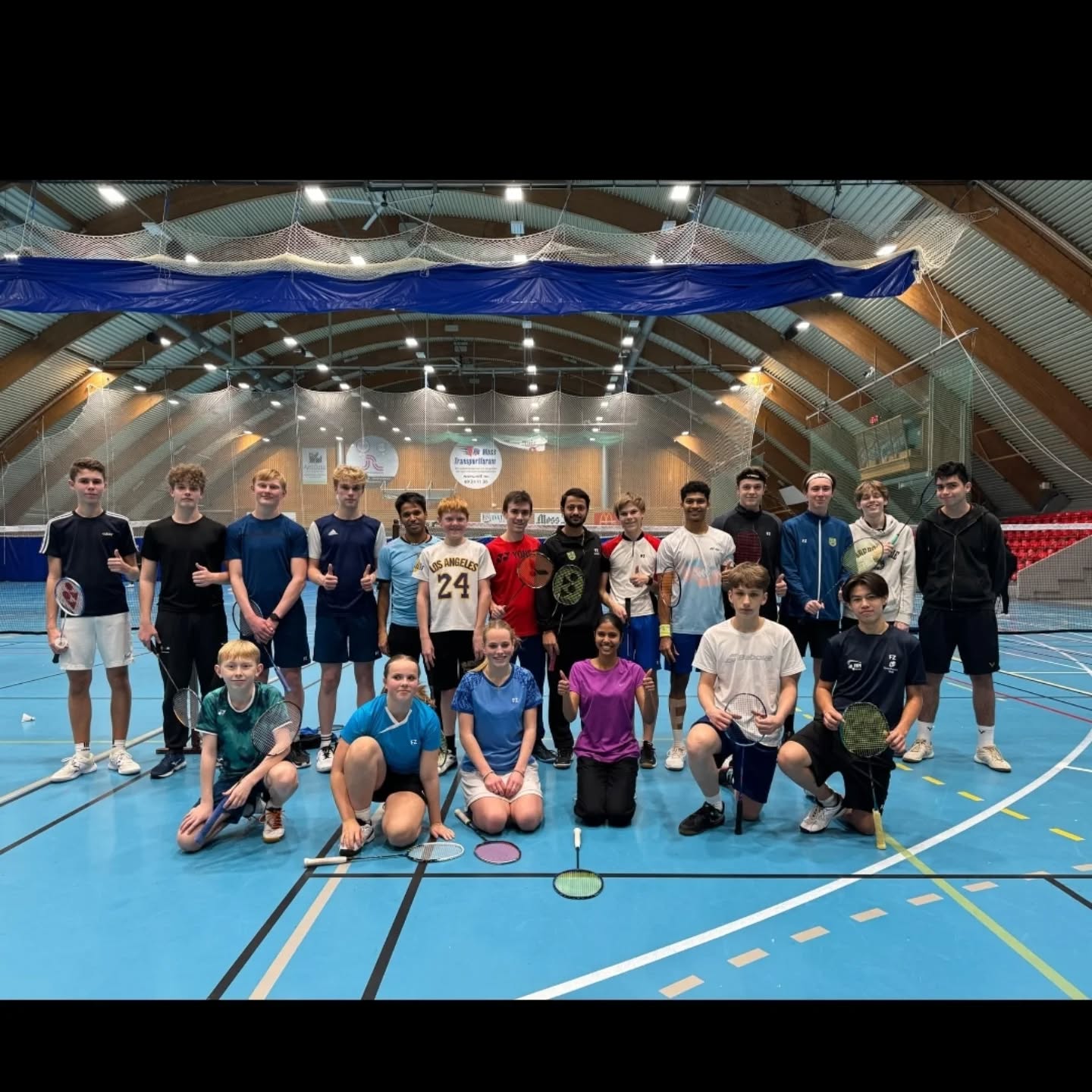 De siste to ukene har vi vært så heldige å ha besøk av Pranay Shettingar som er Shubham sin tidligere elev og som er ranket nr 7 i verden! Vi heiet ekstra på han under helgens NIC der han spillte seg til semifinale :)
Det har vært stas å ha besøk av en så god spiller på treningene, og spillerne våre har fått topp sparring den siste tiden! #fzforzabadminton #mossbadmintonklubb #vennskap