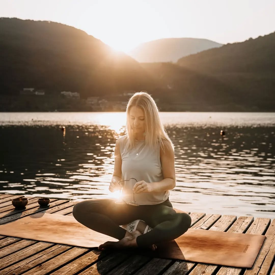 STOP 🚫 MACH MAL PAUSE!!
Schon als Kind wurde ich krank, wenn mir alles zuviel wurde, vor Prüfungen bekam ich Fieber, auf traumatische Ereignisse reagierte mein Körper unbewusst mit Verletzungen. Und wenn ich die Zeichen meines Körpers konstant überhöre, streikt er.
Rückblickend ist das bei mir schon so, seit ich denken kann und erst seit ein paar Jahren verstehe ich die Zusammenhänge...
Fühlst du dich auch manchmal vom Leben einfach nur überfordert? Bist im Tun und im Machen, willst allen gerecht werden, jedem gefallen? Nur nicht anecken, nur nicht auffallen nur nicht Nein sagen! Und vorallem nur nicht abgelehnt werden?
Auf die Dauer macht uns aber genau dieses Verhalten krank. Irgendwann streikt der Körper, bremst uns aus.
Vielleicht sind wir so erzogen worden, vielleicht ist es eine Eigenschaft, die wir uns antrainiert haben, um unbeschadet durchs Leben zu kommen?
Und noch heute, manchmal, nachdem ich mich bereits intensiv mit Persönlichkeitsentwicklung beschäftigt habe, fällt es mir schwer, Nein zu sagen, mal einen Gang zurück zu schalten, mich gut zu fühlen, auch wenn ich gerade mal nichts leiste, auf die Zeichen des eigenen Körpers zu achten und meine eigenen Bedürfnisse an erster Stelle zu setzen und zu riskieren nicht von allen gemocht zu werden!!
(By the way: das ist sowieso ein Ding der Unmöglichkeit und auch gut so)!
Wie ist es bei dir? Hörst du auf deine eigenen Bedürfnisse? Respektierts du deine Grenzen? Nimmst deine eigenen Gefühle noch war? Schaffst es, auch mal Nein zu sagen? Gönnst dir Pausen und gibst deinem Körper Zeit sich zu erholen?
Ps: Ein NEIN ist immer auch ein JA zu dir! 🤍
#reliefandflow #relief #flow #grenzensetzen #neinsagen #pausenmachen #regenerieren
📸@janaolbrich_fotografie