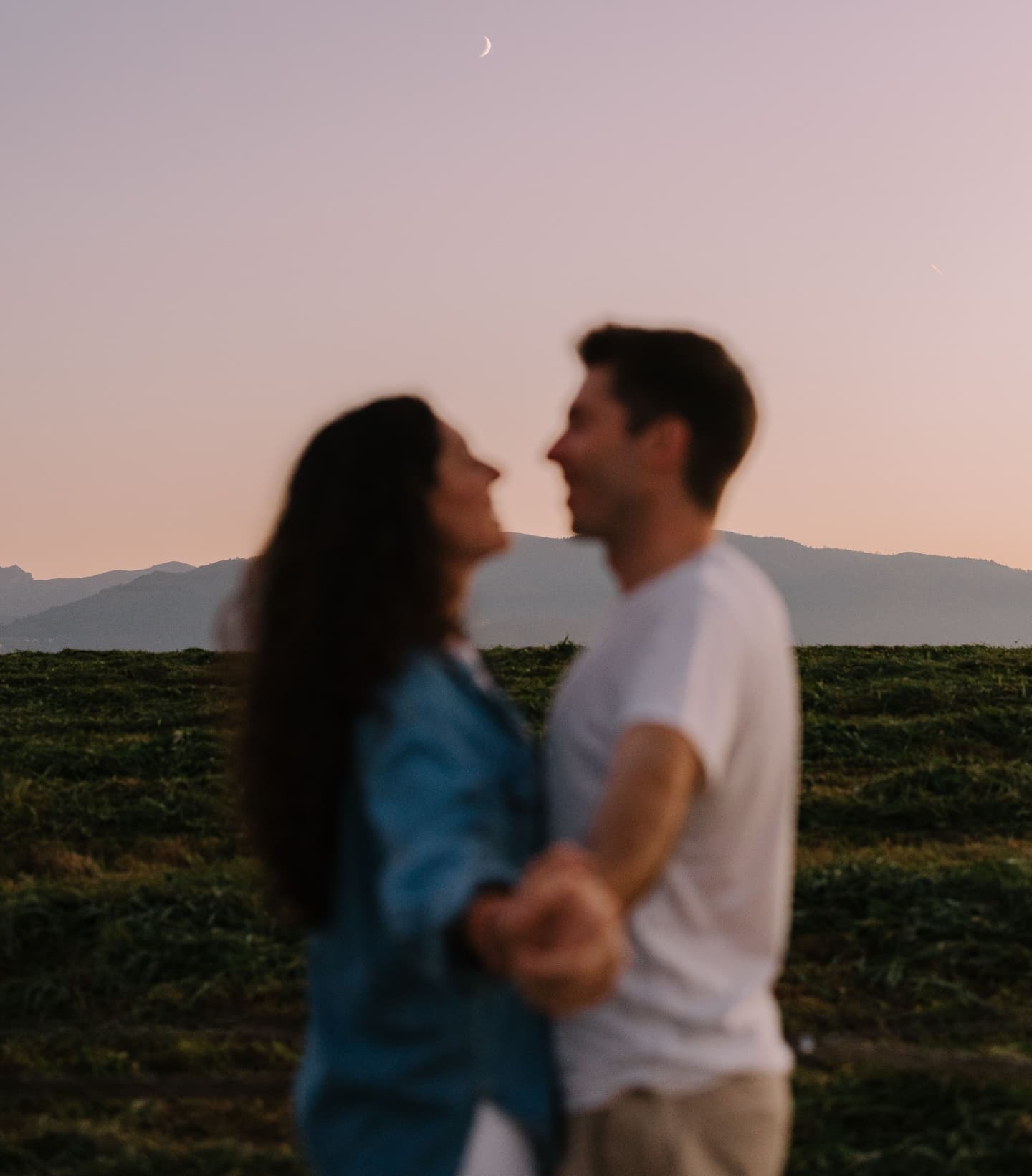 Cuánto tiempo sin pasar por aquí y cuántas bodas y sesiones bonitas nos quedan todavía por enseñar.
Esta semana he visto salir la luna dos veces cerquita del mar, el miércoles fue con ellos en Zarautz 💛
Noviembre que parece verano en una costa preciosa llena de barquitos al atardecer.
Eskerrik asko J+J, 23an kilikili ta barre gehixa!