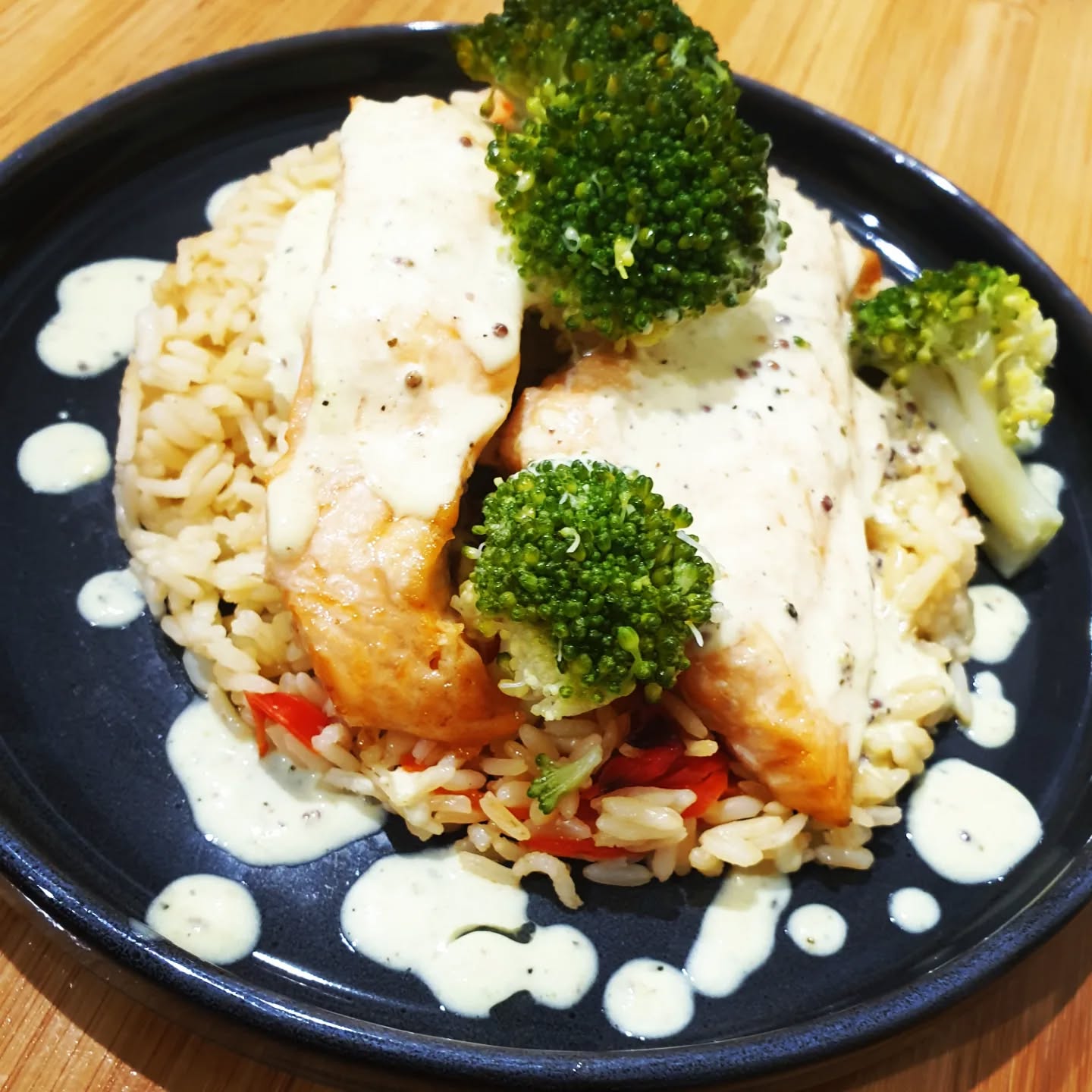 LAISSEZ, LAISSEZ ENTRER LE SOLEIL...🌥
1. 2. Les derniers poivrons de l'année dans vos assiettes : Saumon premium d'Islande, riz pilaf aux poivrons (44) et brocolis (44) / Curry de choux-fleur (44), poivrons (44), pommes de terre bretonnes, shii ta ke (Pays de la Loire), cacahuètes 👋
3.4.5. Parmi les dernières prestas traiteur, on adore ce bel anniversaire en famille aux saveurs asiatiques : mini-muffins salés, mini galettes de choux fleurs, velouté froid, gougères, mini brochettes de poulet marinés ou de shii ta ke caramélisés à la sauce soja et au miel bio (44) , curry de shii ta ke et nouilles aux légumes d'hiver 🍜🥢🍄
6.7. Encore une belle session matinale des @les.cafpreneurs.nantes ! Autour de gourmandises et boissons maison 👨🏻💻☕🫖
8. Ça y est notre arbre revêt ses belles couleurs dorées automnales, ideal pour rêver devant un café 🍂🍁
9. Avez-vous remarqué comme les vitrines des commerçants @carre_mercoeur_lafayette se parent des superbes créations de @ninamissir....stayed tuned ! 🎄🎅
D'ici là, on vous attend 😙
.
.
.
.
.
.
.
.
.
.
#traiteur #noel #villedenantes #nantesmaville #recettes #faitmaison #produitslocaux #automne #chocolatchaud #ouestlesoleil #shiitake #saveursdasie #cantinedumidi