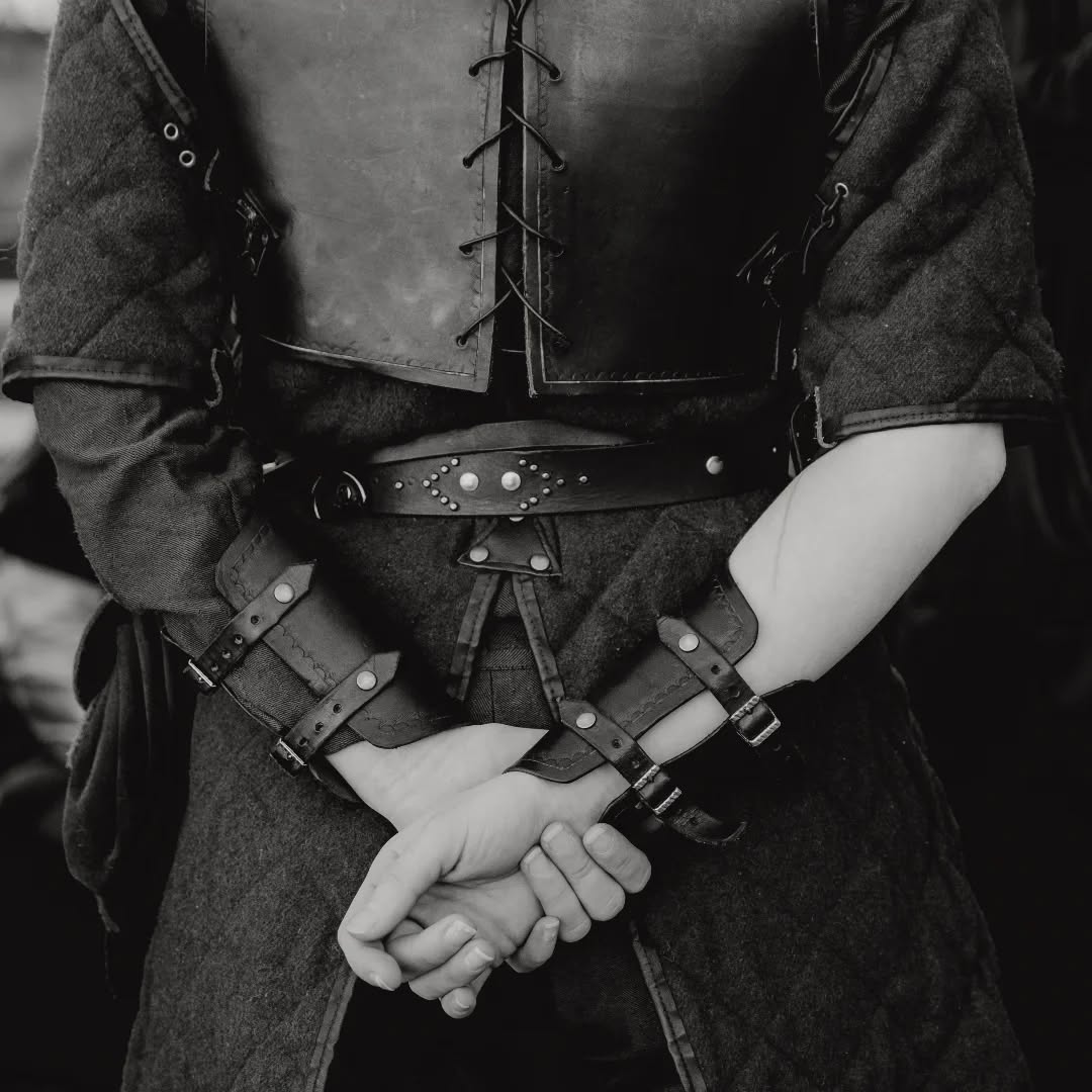 Bij Atelier by Erica kan je ook terecht voor unieke handgemaakte producten uit 100% natuurlijk gelooid leder.
Zoals bijvoorbeeld de lederen kuras, riemen en bracers voor deze Witcher geïnspireerde outfit.
Op basis van jouw idee creëer ik een ontwerp dat volledig gepersonaliseerd is!
Foto: @kamil_wedzicha
#leatherwork #leathercraft #lederhandwerk #costumedesign #witcherinspired #witcher #handmade #handwerk #atelierbyerica #leder #leather