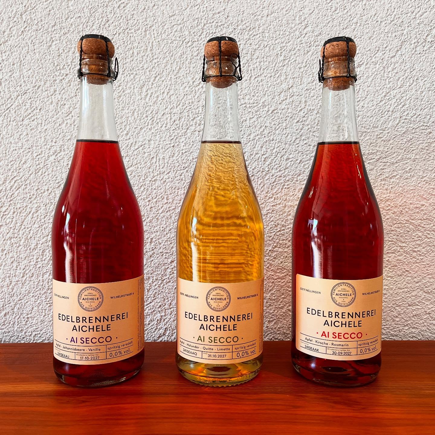 NEU und WIEDER DA!
Viele haben schon darauf gewartet. Nachdem der alkoholfreie Apfel - Kirsche - Rosmarin AiSecco seit einer Weile wieder verfügbar ist. Gibt es jetzt auch unseren leckeren Apfel - Johannisbeere - Vanille AiSecco wieder zu kaufen.
Zusätzlich gibt es eine neue dritte Variante unserer alkoholfreien Lieblinge: Apfel - Holunder - Quitte - Limette
#EdelbrennereiAichele #Ostfildern #AiSecco #lecker #alkoholfrei #alkoholfreierSecco #cheers #prost #zumwohl #anstoßen