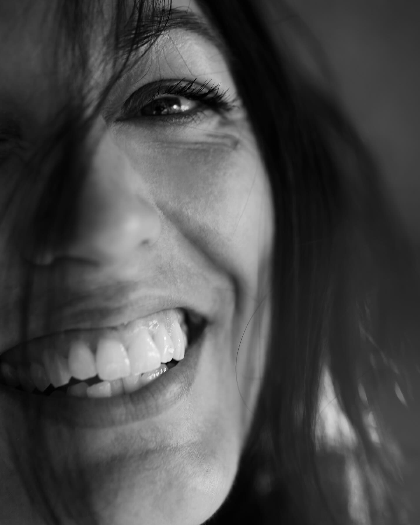 Mut hat viele Gesichter
MUT
↪️Ein kurzes Wort. Drei Buchstaben. Viele Interpretationen.
Was ist Mut für dich?
Als Kind ist es vllt mutig, vom Beckenrand zu springen, das erste Mal alleine zu Hause zu bleiben während die Bezugsperson kurz außer Haus ist.💪
Als Teenager vllt mutig dem Schwarm die Verliebtheit zu gestehen, die neue Schule zu besuchen, die Haare das erste mal färben.💪
Später gilt es vllt als mutig aus dem Flugzeug zu springen, der Vorgesetzten die Meinung zu sagen, nach der Scheidung einen neuen Partner an sich heranzulassen.💪
Und ich denke, das alles IST mutig.
❤️Aber Mut ist auch, sich selbst an erste Stelle stellen, eingestehen, dass etwas verändert werden, etwas nicht mehr glücklich macht. Zu fühlen. Ja das finde ich äußerst mutig, den viele Gefühle sind alles andere als leicht und erfordern Mut gelebt zu werden.
❤️Mut, sein „mehr sein“ zu leben und dafür Abschiede in Kauf zu nehmen die schier unendlich schmerzen. Den Tod als sicheren Begleiter und lebensbejahenden Umstand zu erkennen.
Und es gibt hier sicher noch unendlich viel mehr.
…………………………………
Weißt du, eigentlich würde ich mich nicht als mutig bezeichnen, aber wenn ich hier meine eigenen Worte so lese, dann habe ich ganz schön viel Mut.
Und du auch!
„You are brave. I hope you let yourself know it today and every day you show your face to the light, when darkness is calling you back.“
Auszug aus „Brave“ von Donna Ashowrth
📸 @ann_saskia
#auseinemtanz #brave #mut #gesicht #showyourself #youarebrave #face #zeigedich #blackandwhite