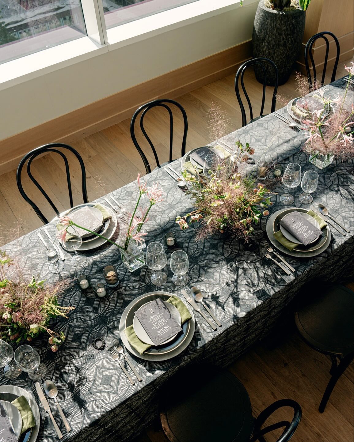 Shots by @allentsaiphoto for the @thesocieteprivee brunch in Dallas, TX. Table designed by @alexakayevents paper goods by @hazelwoodpaperco restaurant @montagerestaurant in @jwmarriottdallas