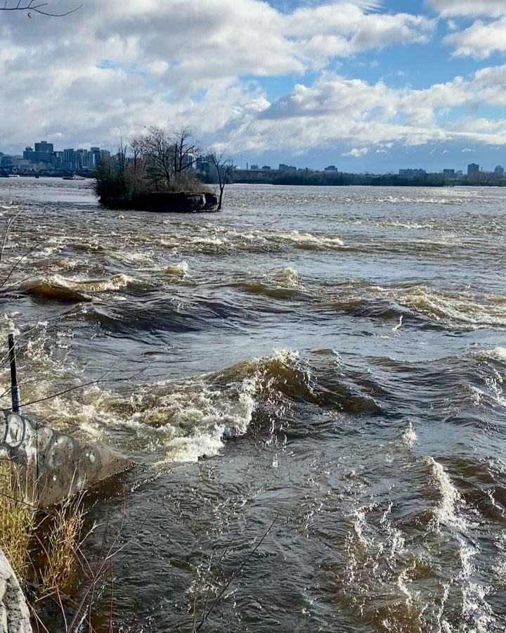 “The search from Ottawa to Kingston” la quête des vagues à travers les subtilités de la rivière, du vent , des lacs, de la “seiche” cf photo n•5… une aventure tout aussi unique qu’ enrichissante 🇨🇦🤙❤️. #xirimirisurfcoaching