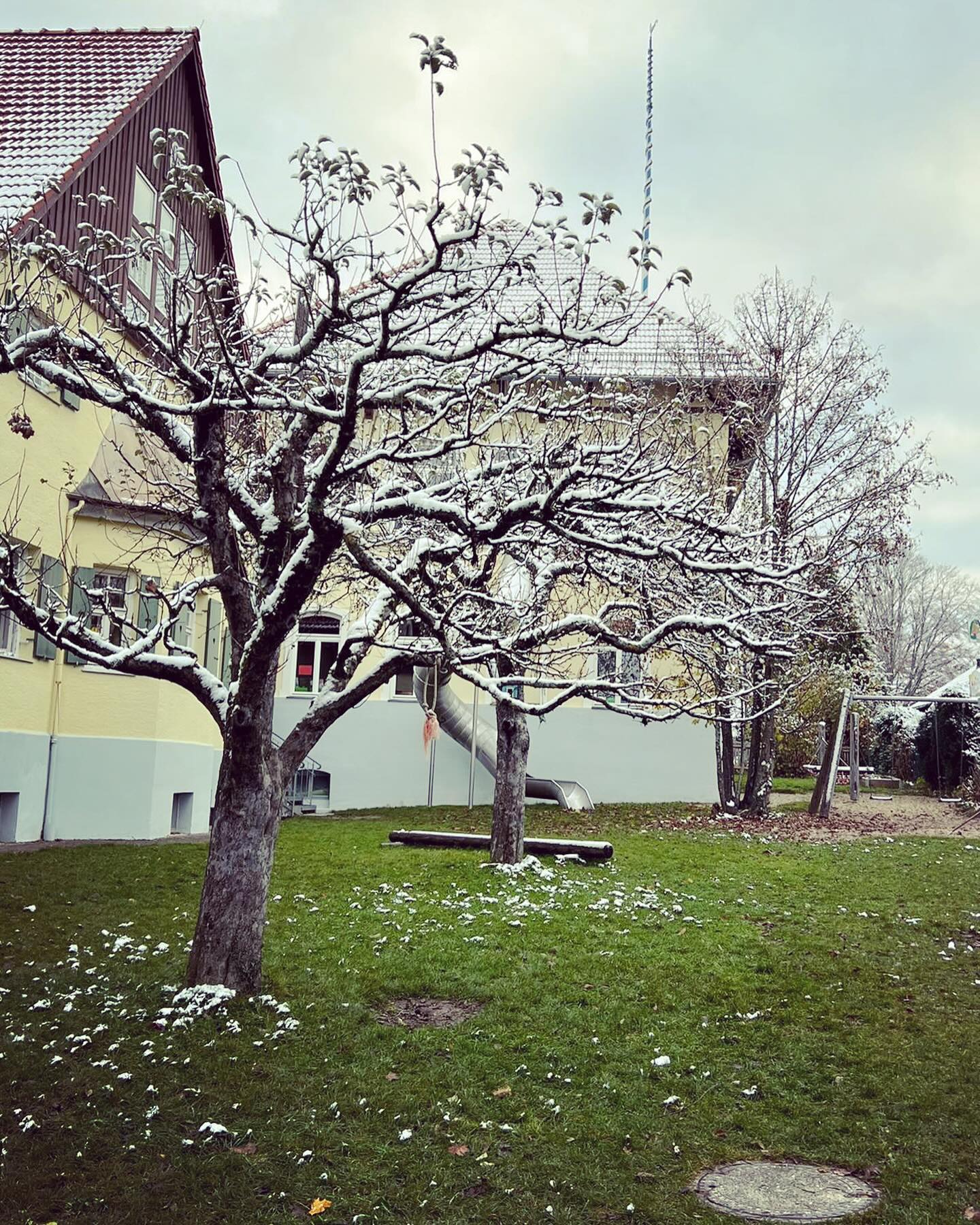 ❄️Welcome first little snow flakes!❄️ #montessorikinderhausaufkirchen #integrativerkindergarten #kindergartenstarnbergersee #welovemontessori #montessori #gemeindeberg