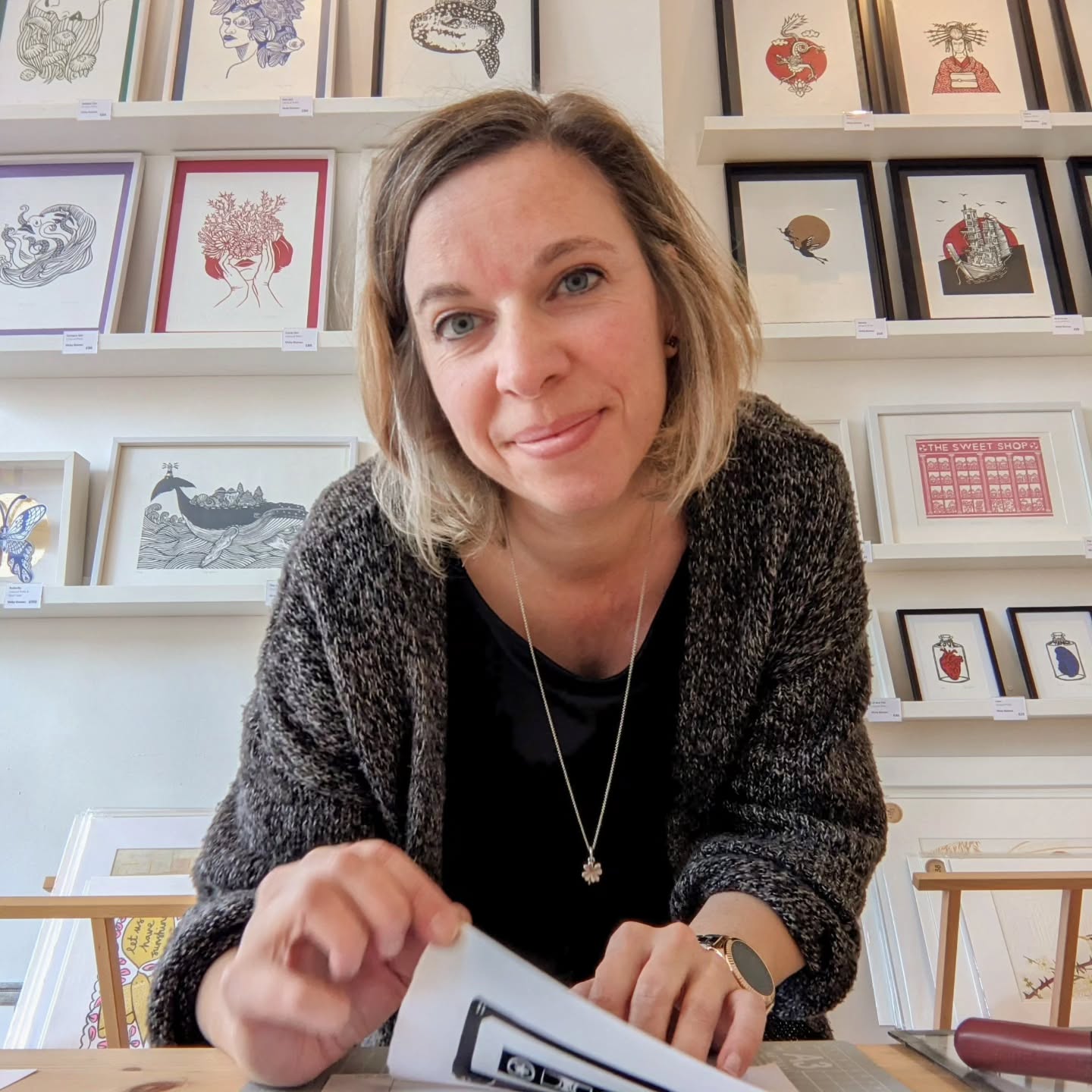 I thought itâd be a good time to properly introduce myself! đ Iâm Vicky Gomez, originally from Spain, and Iâve been calling the UK home for the past 11 years. I returned to printmaking 4 years ago and used to work from my little home studio. The coast and sea creatures are a big inspiration in my art, and they often make an appearance in my prints.
This year has been super busy! My friend and I opened an art shop in Hove, where we showcase amazing artworks from local artists and makersâplus, we serve great coffee! â We also host workshops and art sessions for both adults and kids. đ¨
You can find me most of the days at Ink Pod Collective, right next to the Hove library.Â
.
.
.
#introduccion #printmaker #artistsoninstagram #artistpresentation #printmakerstudio #printmakerartist