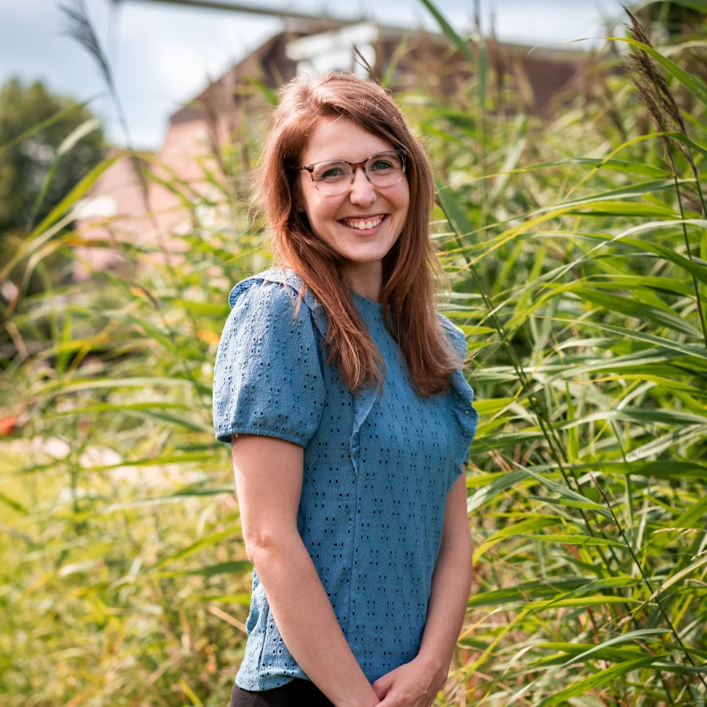 En zo begon het! Vanuit verpleegkunde de wens om door te studeren en gekozen om verloskundige te worden (met de studieloopbaan coach die mij aangemoedigd heeft die stap te maken heb ik eens in het jaar nog steeds contact).
Na een paar jaar flink bikkelen, stage lopen, vallen, opstaan, onnoemelijk veel tijd in de trein en eindeloos achter de computer verslagen typen was ik verloskundige!
Vervolgens heb ik een ruime tijd in Delft gewerkt, maar na de verhuizing naar Zevenhuizen was dat niet meer te doen. Dus ik besloot een eigen praktijk op te zetten die officieel op 1 januari 2023 open ging. Het loopt goed en daarmee krijg ik de bevestiging van cliënten dat dit is waarvoor ik de verloskunde in ben gegaan🥰.
#verloskundige #verloskundigezevenhuizen #verloskundigewaddinxveen #verloskunde #kleinschalig #zwangerschap #bevalling #zwanger #zwangerschapsbegeleiding #zwangerschapstest #pregnant #pregnancy #birth #midwife #bevallen #kraamtijd #verloskundigen #geboorte #Waddinxveen #Zevenhuizen #Koningskwartier #triangelwaddinxveen