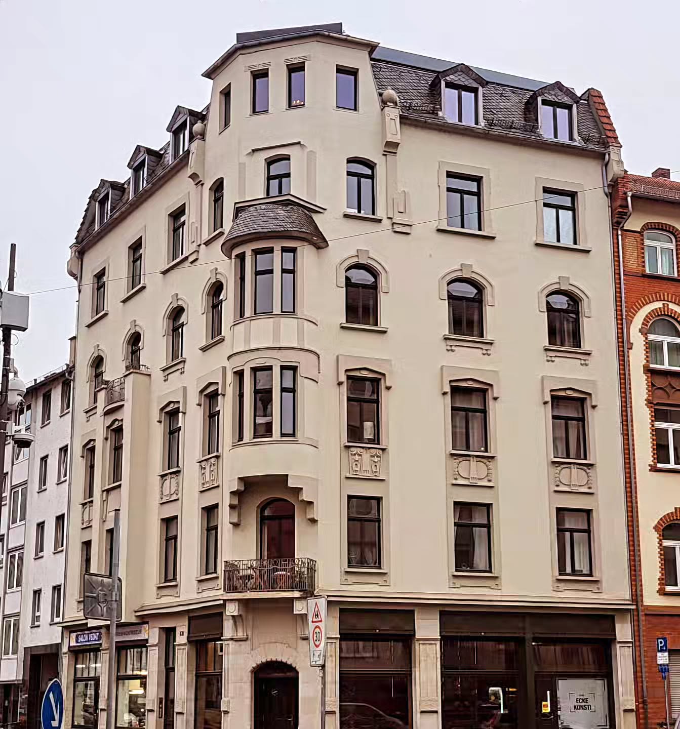 Wir betreuen im 3. Jahr dieses wunderschöne Objekt im Herzen von Europa. Sehr angenehme Eigentümer und immer ein harmonischer Austausch. Wir hätten gerne mehr davon 😉
#denkmalgeschützt #immobilienfrankfurt #verwaltung #eigentümerversammlung #hausverwaltung #frankfurt