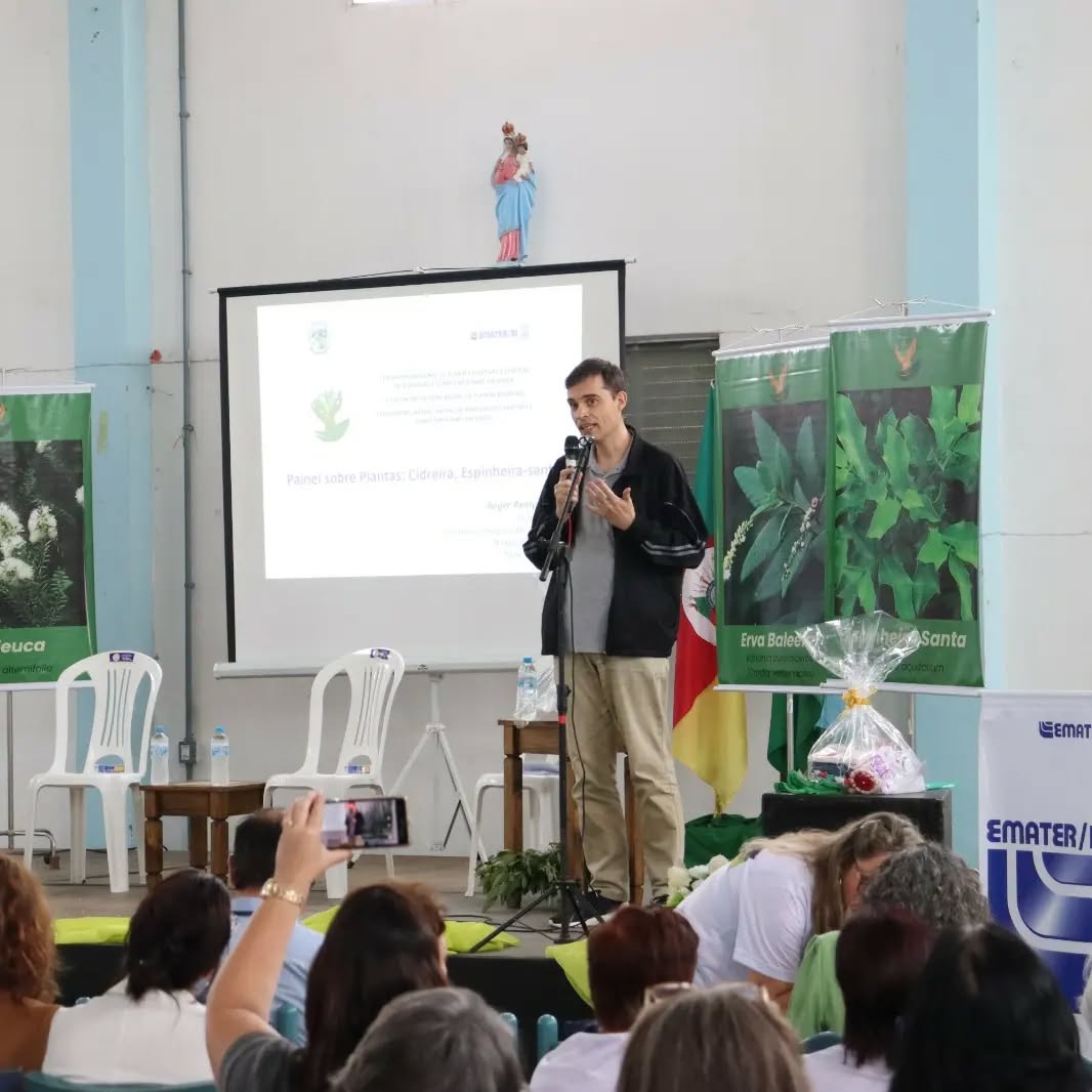 Ontem o Diretor de Políticas Públicas da ABFV, farmacêutico Roger Remy Dresch, palestrou em evento no município de Cidreira/RS que tratava de práticas integrativas e complementares em saúde e plantas bioativas, abordando sobre a espinheira-santa e a cidreira. Parabéns à Emater/RS pela acolhida e por esse evento que foi um sucesso. Quem sabe mais uma Farmácia Viva nascendo. Fotos de Rayane Gonçalves.
