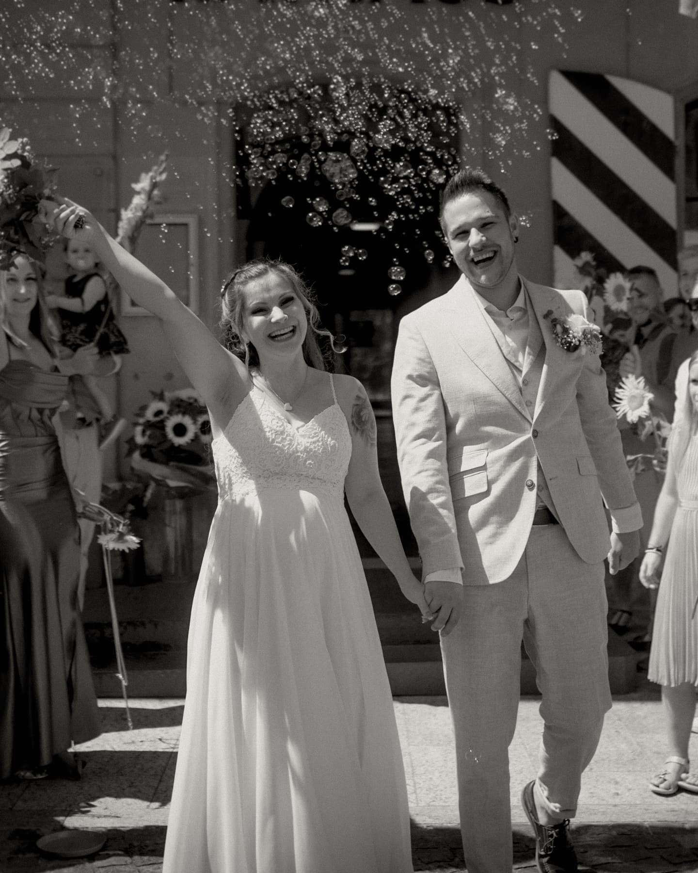 Civil Wedding of T&D 🤍
Was für ein tolles Paar und die beiden haben sooo gestrahlt an diesem Tag 🥰🤍
#swissweddingphotographer #swissphotographer #authenticlovemag #radlovestories #lookslikefilm #civilwedding #aarberg #weddinginspiration #weddingphotography #emotionsurfers #brideandgroom