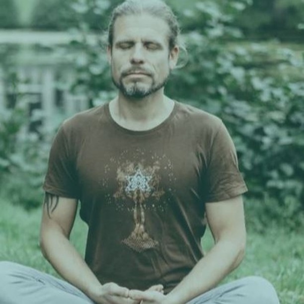 Entspannung, Energie & Klang mit Björn
Freue dich auf verschiedene Entspannungsmethoden, wie Progressive Muskelentspannung und Traumreisen sowie Atemtechniken, Energetikübungen und mehr – harmonisch kombiniert. Ich leite die Übungen nicht nur an, sondern begleite musikalisch den Kurs mit meiner 432 Herz Handpan. Körper und Geist erfahren tiefe Entspannung, können vom Alltag Abstand nehmen und runter fahren.
Gleichzeitig werden die verschiedenen Energiesysteme, wie die Chakren oder Meridiane aufgeladen, harmonisiert und Blockaden gelöst, um dir für deinen Alltag mehr Energie zur Verfügung zu stellen.
Termin⎪1. Dezember 2024 |
11 – 12:30 h
Beitrag⎪20 €⎪Early Bird bis 10.11.2024, 15 €
#bodywork
#businessyoga
#Businesspilates
#pysioglogie
#faszienyoga
#rückkenschulternacken
#taoyinausbildung
#klangmeditation