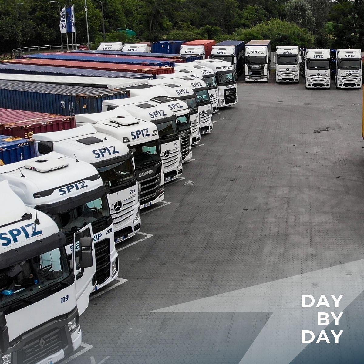 Spiz Trasporti vanta una flotta completamente di proprietà, il che ci permette di gestire ogni spedizione e incarico con la massima precisione e controllo. 💯
Senza la necessità di subappaltare, possiamo garantire un servizio diretto e affidabile, mantenendo elevati standard di qualità e puntualità in ogni fase del processo.
•••••••••••••••••••••••
Spiz Transport operates a fully owned fleet, allowing us to handle every shipment and task with the utmost precision and control. 💯
By eliminating the need for subcontracting, we ensure direct and reliable service, upholding high standards of quality and timeliness throughout every step of the process.
#SpizTrasporti #Sostenibilità #GreenTransport #FuturoSostenibile #EcoTrasporti #LogisticaVerde #RiduzioneCO2 #InnovazioneVerde #TrasportiSostenibili