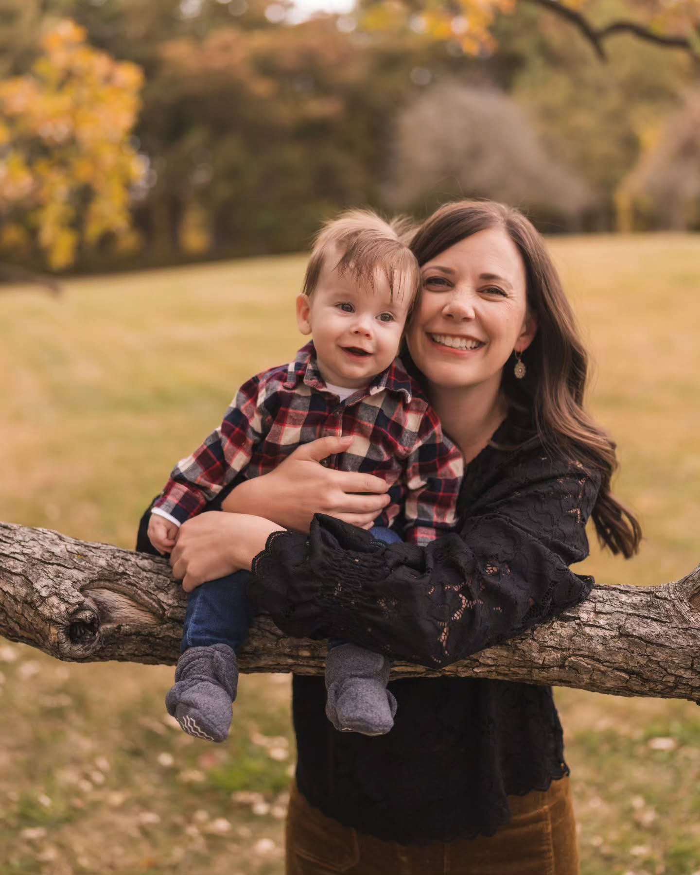 Some favorites from this little fall family session. Make sure you swipe to the last one. 🐶
#auroraillinoisphotographer #auroraphotography #fallfamilyphotos #aurorail #sugargroveillinois #familyphotos