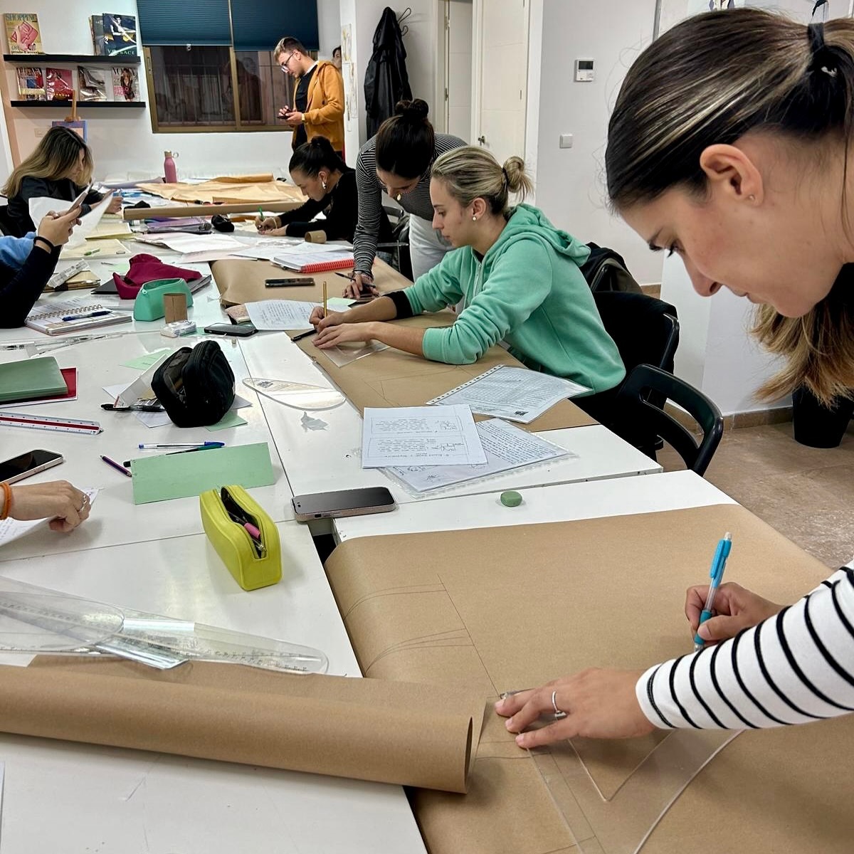 Diseño de Moda, Estilismo, Patronaje Industrial, Moda Flamenca, Moda Infantil.
#yosoymetropolis #escueladediseño #diseñodemoda #dibujo #ilustracion #costura #patronaje #patronajeindustrial #patronajeamedida #modelaje #corteyconfeccion #textil #estilismo #estilista #moda #escalado #novias #patronajeinfantil #pasarelaflamenca #modaflamenca #modaandaluza