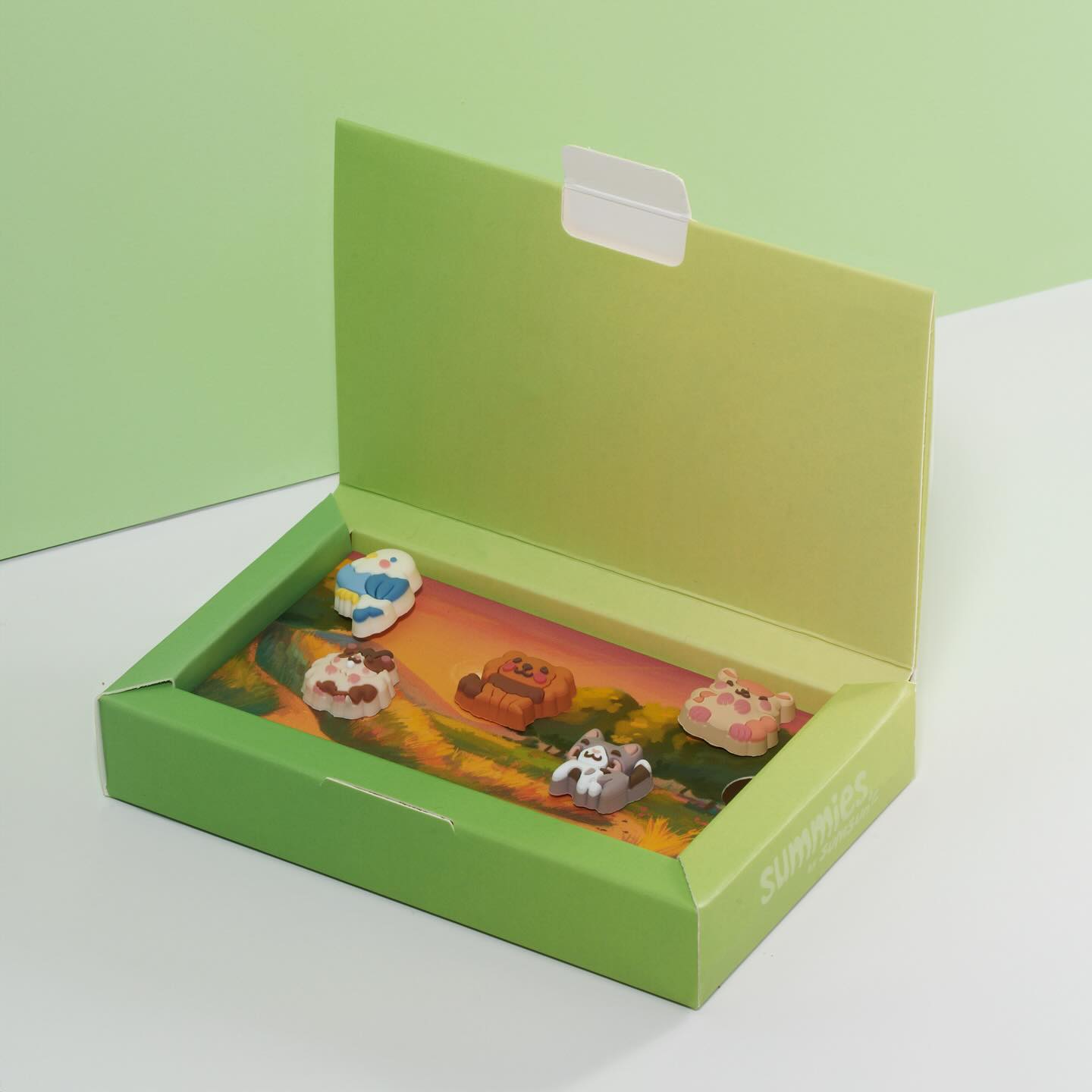 ¡Hoy en la colección Pets de Sumsun, el estilo depende de tu estado de ánimo! 🐱🐾 ¿Te sientes como Fluffy el conejo saltarín o como Hammy, el hámster más travieso? 🐰🎩 Con la caja de Summies Pets, puedes elegir qué personaje acompaña tus gafas cada día. ¡Haz que tus gafas cobren vida con estos adorables amigos peludos y cambia tu look tantas veces como quieras! 🌈🕶️ #SumsunPets #Summies #Sumsun #SummiesPets