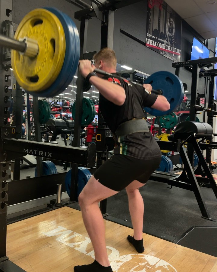 If your looking for a new leg day, I got you!!
Back squats
2 sets 3 reps
1 set 5 reps
Romanian deadlifts
2 sets 8 reps
1 set 12 reps
Bulgarian split squats
3 sets 12 reps
Leg extensions
2 sets till failure (10-15reps)
Superset
Lying hamstring curls
3 sets 10 reps
Standing calf raises
3 sets 12 reps