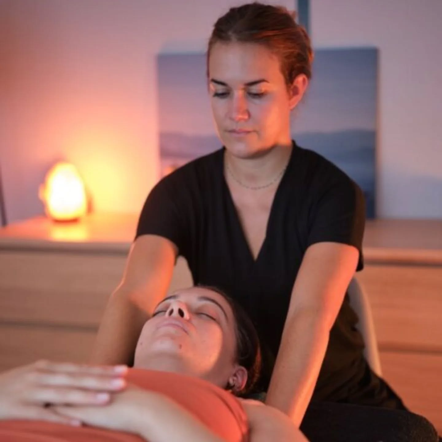 🌿✨ À la découverte de l'Ayurveda : l'art du bien-être ancestral ✨🌿
L'ayurveda signifie littéralement « science de la vie » (en sanskrit, Ayur = vie et Veda = connaissance). ✨ L'Ayurveda est bien plus qu'un système de santé, c'est un véritable art de vivre en harmonie avec soi-même et la nature.
✨ Les massages ayurvédiques : un voyage vers l'équilibre intérieur ✨
Les massages ayurvédiques sont une des pratiques phares de cette médecine holistique. Ils ne se contentent pas de détendre le corps, ils nourrissent aussi l’esprit. 🌸
🔸 Pourquoi choisir un massage ayurvédique ?
Équilibrer vos doshas 🔄 : En Ayurveda, nous sommes tous constitués de trois énergies vitales appelées doshas (Vata, Pitta, kapha). Un massage ayurvédique aide à harmoniser ces doshas pour restaurer l’équilibre naturel de votre corps.
Détoxifier le corps 🧖♀️ : Grâce à l’utilisation d’huiles chaudes infusées d’herbes médicinales, les massages ayurvédiques favorisent l’élimination des toxines accumulées, stimulent la circulation sanguine et renforcent le système immunitaire.
Apaiser le mental 🧘♂️ : En relâchant les tensions physiques, ces massages contribuent à calmer le mental, réduisent le stress, l’anxiété et favorisent un sommeil réparateur. 🌙
Site internet pour découvrir mes massages et prendre rendez-vous : https://www.apimudra.com/ ---> lien en bio
#ayurveda#MassageBienÊtre #abhyanga #Lyon
📸 @yba.eventphotography