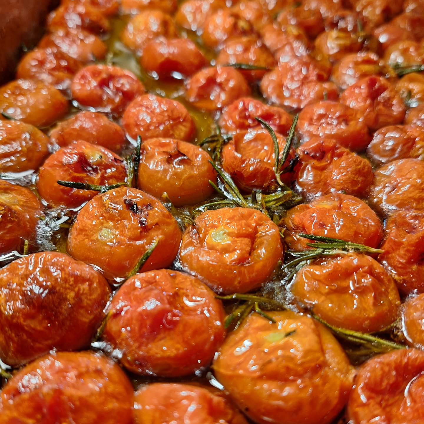 Working on our specials for Friday.(22.11)
Reserve a table for our 6 course dinner.