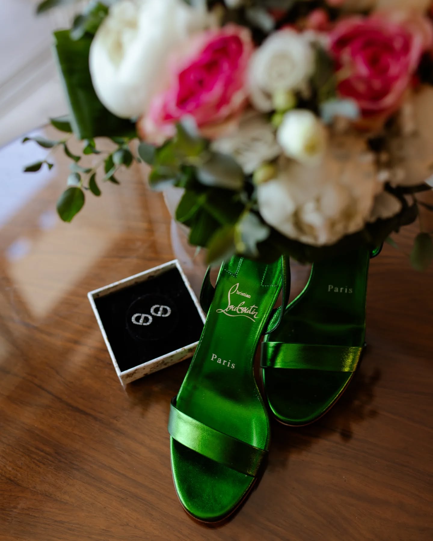 Zoom sur les incroyables escarpins @louboutinworld de Caroline ! J'adore quand vous cassez les codes du traditionnel blanc dans vos tenues et accessoires ! Et puis ce vert est magnifique ☀️💚
Et vous, vous êtes plutôt team Traditionnelle ou Team Coloré/avec une touche d'originalité ?
#photographemariagealbi #photographemariage #lifestyle #inspirationmariage #photographetarn #photographemariagetarn #photigraphefamilletarn #photographeaveyron #photographemariageaveyron #carmaux #albi #rodez #toulouse #louboutin