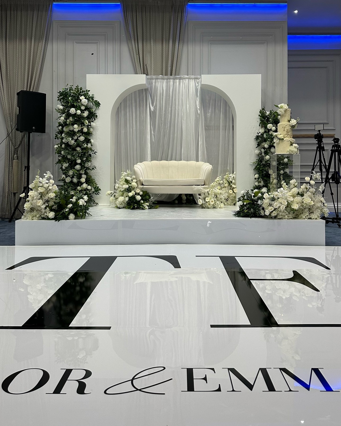 • T & E •
Classic and timeless was the vibe for our couple at their Nigerian Engagement🇳🇬 Cultural weddings are so beautiful!
Styling and decor: @cloudsixtyevents
Content Creation: @bemedolia
Photography & Videography: @spacesharkweddings
Dancefloor: @mosoundsandevents
Chairs: @buoeventshire
Photo Booth: @360photohire
Wedding Dance: @weddingdancesbymk
Alaga: @dfabulouss
Live Band: @opeyemi_abayomi
DJ: itsdjswitch
MC: @emmanademc1
Dessert: @dessertbar.etal
Cake: @sweet_weddings_by_funke @sweetmoments_by_funke
Fruit Cocktail: @seunakinshoun
#nigerianwedding #yorubawedding #asoebi #yorubatraditionalwedding #weddingdecoration #tradweddings #decor #wedding #weddingdecorideas #florals #candles #traditionalengagement