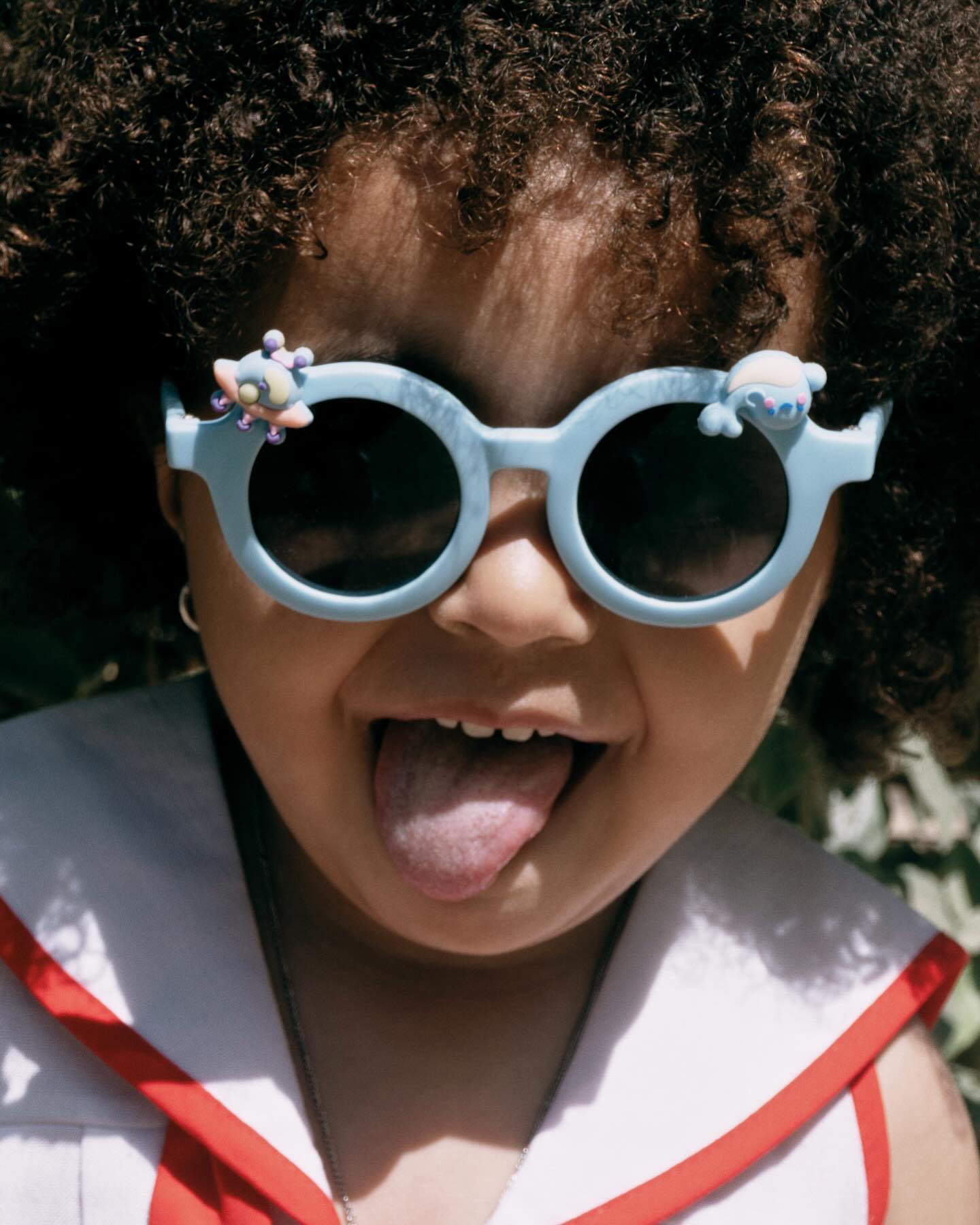 ¡Cuando la diversión se lleva puesta! 😝✨ Con las gafas Sumsun y nuestros Summies intercambiables, cada día es una nueva aventura llena de estilo. 🕶️ #summies #sumsun #sunglasses #kids #niñosseguros #proteccion #gafasdesol
Photo @valentiina.gonzalezz
Styling @tje.ria