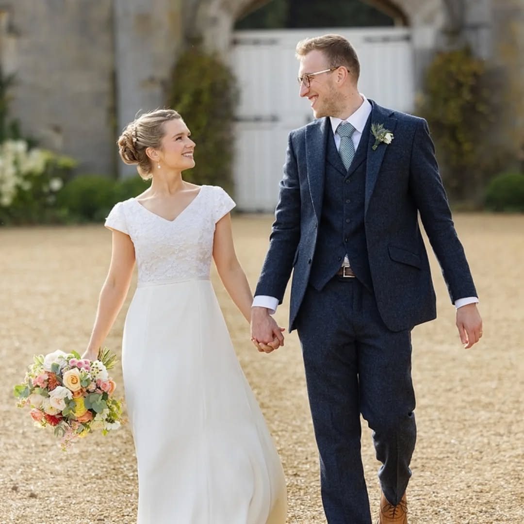 Happy memories of Alice and Daniel's warm, sunny, late summer wedding on this chilly day. Alice's Mum grew lots of the gorgeous blooms.😍 Beautiful capture by @blueskyphotography #summerwedding #locallygrownflowers #scottishgrownflowers # #dundascastlewedding #blueskyphotography #weddingflowersedinburgh #weddingfloristedinburgh #dundascastle #dahilas #beautifulbride