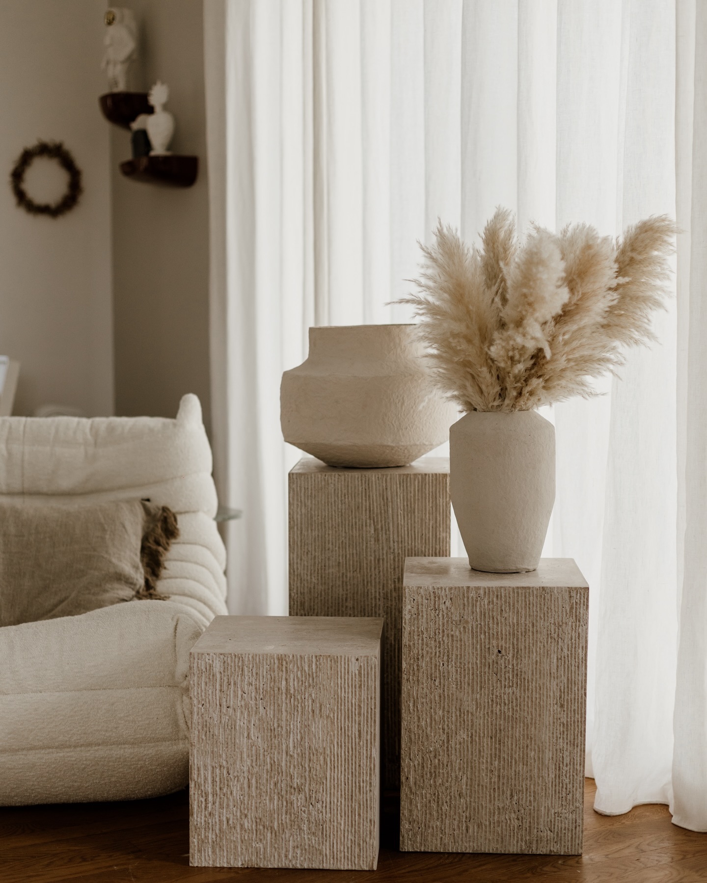 Bonjour - O S C A R - ✨
Il est enfin temps de vous présenter nos nouvelles colonnes adorées !
Table d’appoint, bout de canapé, table de nuit…
Elles seront parfaites à n’importe quelle place dans la maison. 🙏🏻
📸: @coralielescieux 🤍
•
•
•
#mada #madaliving #travertin #home #travertine #marbre #marble #reno #renovation #amenagementinterieur #architect #archilovers #instagram