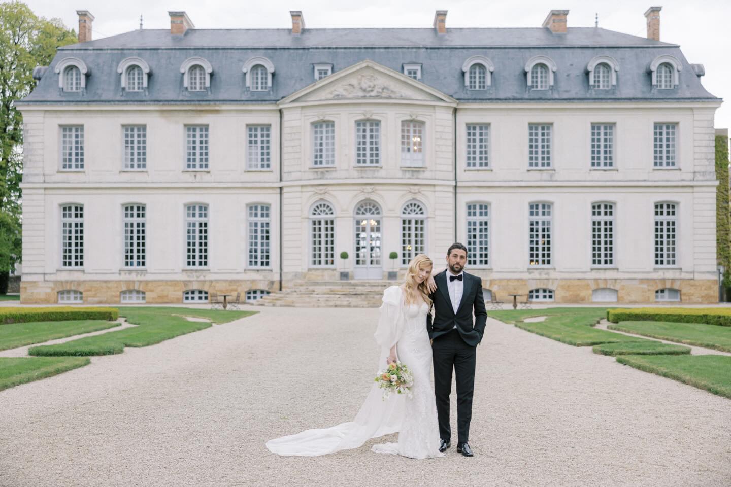 One of the most memorable events of the year: this stunning château wedding at @chateaudugrandluce as seen on @stylemepretty 🤍 See you next time France in the spring, à bientôt!
.
.
.
Photography @vsphotography_insta
Host: @mollycarrphotography
Designer / Florist: @rachaelellenevents
Venue: @chateaudugrandluce
Hair & Makeup: @jenlagers
Bride’s Fashion: @moniquelhuillierbride
Groom’s Fashion: @rives_paris
Paperie: @shastabellcalligraphy
Linens: @reverie_social
Tabletop: @charlesmayerco
Cake: @monanniecakes
Surfaces: @chasingstone
.
.
.
#grandluce #lemans #franceweddingplanner #chateauwedding #destinationwedding #parisphotographer #frenchwedding #francewedding #italywedding #provencewedding #southoffrancewedding #parisweddingplanner #france #weddinginparis #fineartcuration #mariage #weddinginfrance #frenchweddingstyle #weddingdress #destinationweddingfrance #filmphotography #fineartweddingphotographer #weddingphotographerfrance #chateau #elopementphotographer #parisweddingphotographer #franceweddingphotographer #elopeinparis