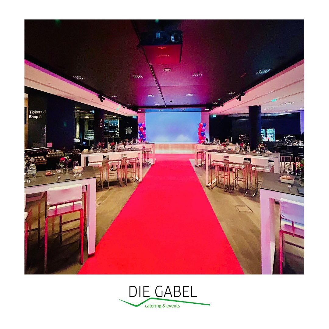 Letzte Woche durften wir in unserer Partnerlocation @dff.film die Tages- & Abendveranstaltung eines deutschen Energieversorgers betreuen.
Mit einem herbstlichen Lunchbuffet über eine Kaffeepause bis zu einem Live-Cooking Dinner wurden die Gäste bestens versorgt.
Danke auch an unseren Partner WISAG Event Service, welcher uns wieder im Bereich Ausstattung & Mobiliar unterstützt hat.
#diegabel_cateringevents #cateringfrankfurt #cateringrheinmain #redcarpet #party #fullservice #autumnvibes