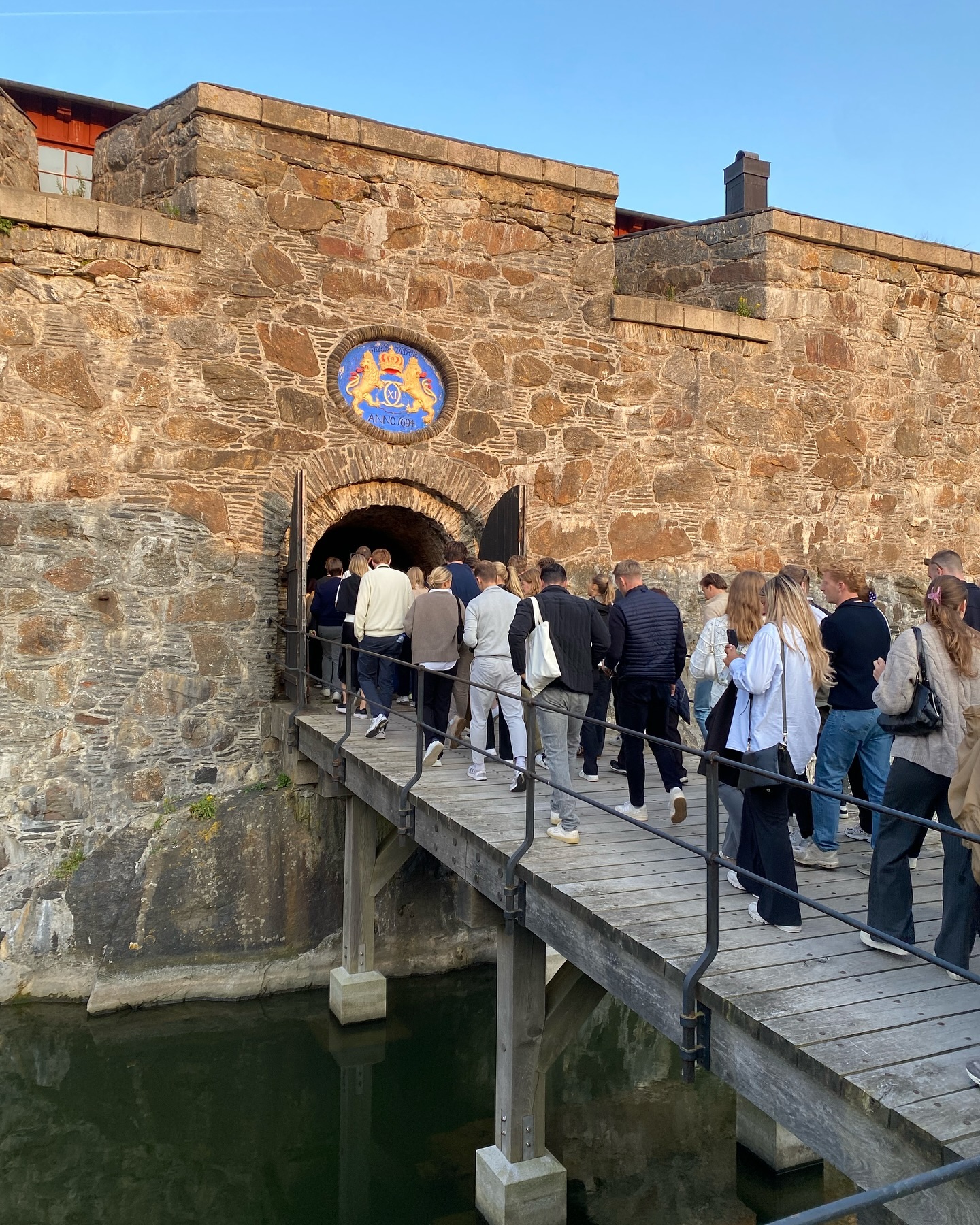 Vi kom visst av oss lite i vår Instagram-uppdatering, nu närmar vi oss jul och vi är alltså fortfarande på… augusti! Japp okej. Vi kan bara skylla på att vi är sååå upptagna med massa roliga event osv bla bla bla. Hur som haver! Direkt efter Båstad åkte vi raka vägen norrut, till fantastiska Marstrand - för en vecka av utbildning blandat med teambuilding, otrolig mat och partaj. Som ni ser beställde vi sol även denna gång, och det gjorde de redan vackra miljöerna ännu vackrare. Det målades tavlor, vi fick en rundvandring på fästningen av en riktig Karoliner officer, åts massa gott, och det hela avslutades naturligtvis med en skaldjursplatå följt av en ordentlig brakfest - som sig bör. Dessutom är vi helt övertygade om att alla deltagare lämnade Marstrand minst 10% smartare. Succé!