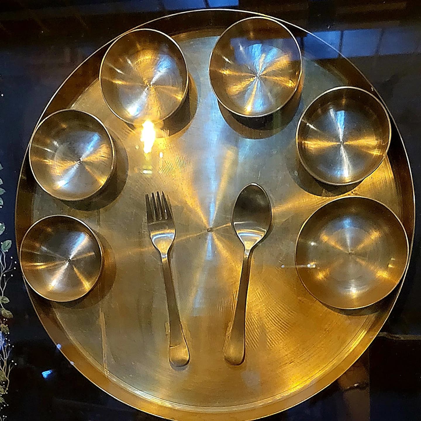 Kansa metal, a blend of copper and tin, has been used in traditional Indian practices for centuries. It is believed to support digestion, balance pH levels, boost immunity, and detoxify the body. The antimicrobial properties of Kansa are also thought to enhance the flavor of food. In Ayurveda, it is used to help balance the body’s doshas (Vata, Pitta, and Kapha)🤗
#KansaMetal #Ayurveda #TraditionalHealing #HolisticHealth #DetoxNaturally #WellnessJourney #AncientWisdom #ImmunityBoost #HealthyLiving