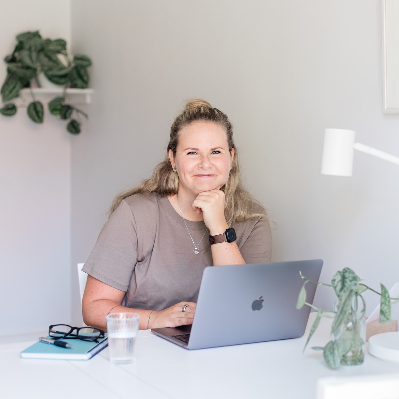 Women’s Entrepreneurship Day – Lyfter kvinnligt företagande! 🌟
Idag, den 19 november, firar vi Women’s Entrepreneurship Day – en dag som hyllar kvinnors kraft, kreativitet och driv inom företagande. 🌍💼
Visste du att endast 28% av alla företag i Sverige leds av kvinnor?
Det är en påminnelse om att vi har en bit kvar att gå när det gäller jämställdhet i näringslivet. Samtidigt finns det otaliga exempel på kvinnor som banar väg, bryter barriärer och visar att inget är omöjligt. 💪✨
Låt oss hylla dagens och framtidens kvinnliga entreprenörer. Tillsammans kan vi skapa en värld där kvinnor och män har samma förutsättningar att leda och lyckas. 💼🌟
👩💻👩🌾👩🔬👩🎨
Tagga en kvinnlig entreprenör som inspirerar dig och låt oss sprida deras historier! ❤️
#WomensEntrepreneurshipDay #Företagande #Jämställdhet #KvinnorSomLeder #Inspiration #kvinnligtföretagande