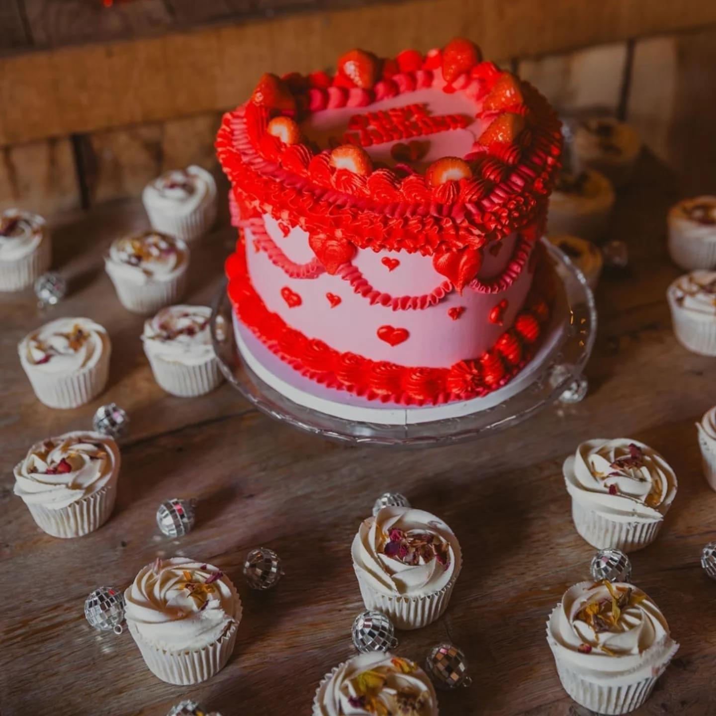 📸 @the_wardette_studio
Something that always lifts my mood is when I see your incredible wedding photographer’s images of the cakes I’ve made for your big day 💒
The way a photographer can capture them in ways I can’t will always be amazing to me, it’s a special kind of magic 💫
And when my couples send me their photos and they’re so excited to share knowing I was a part of that is always the best feeling ❤️
This is one of my favourite wedding cakes from this year and Gemma’s made it look incredible she’s a photography wizard and this had to make the grid ✨