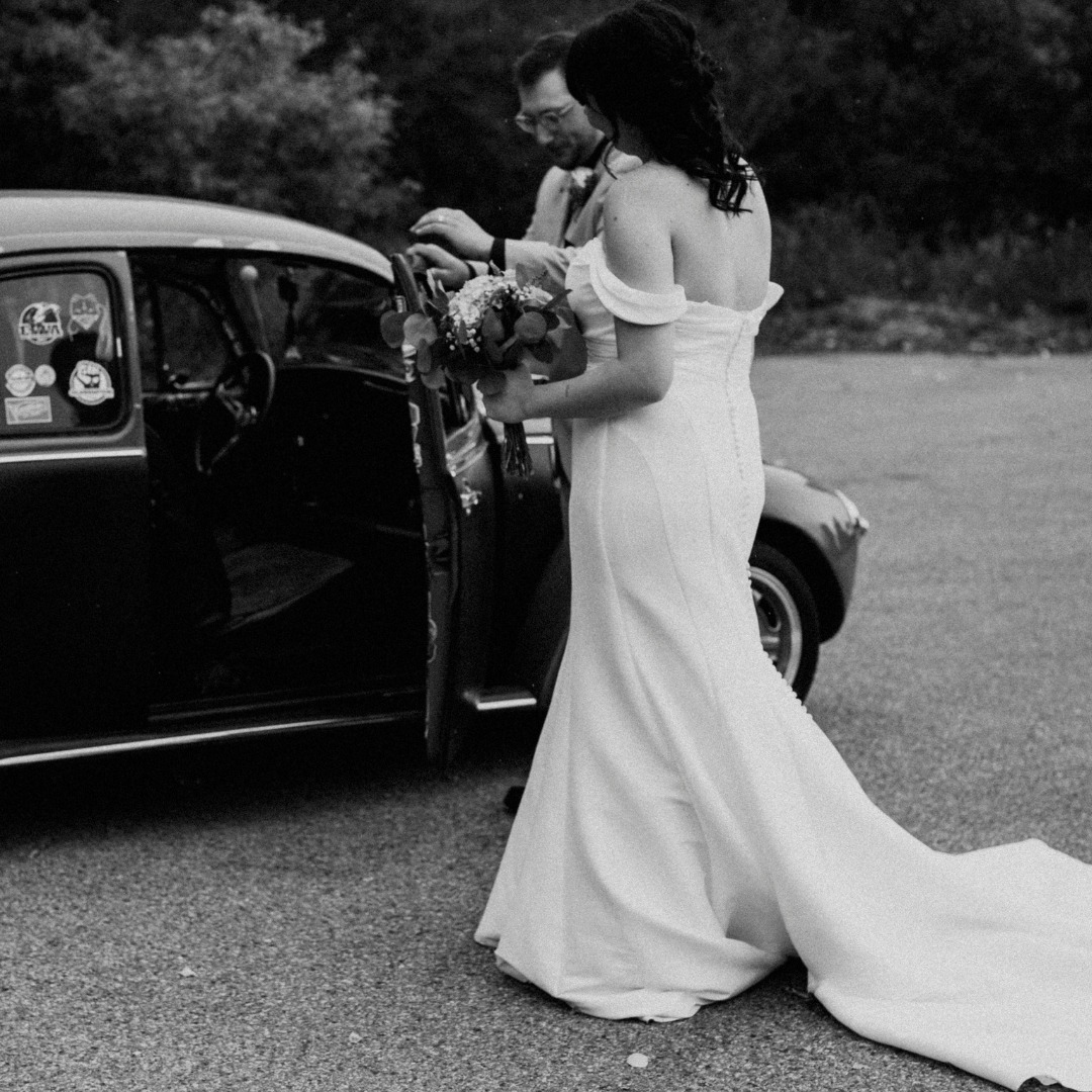 oh, hi!
coming out of end-of-season editing cave hibernation + toddler mommying / solo parenting with hubby away working + fall season sicknesses. I'm so behind on sharing everything from the summer but this was the sweetest more intimate most emotional ceremony I got to be part of. Plus that little getaway car was *chefs kiss 👌
___
photographer: @kanderphoto
bridesy babe: @em.lemke03
groom: @jake_lemke30
location: @stonebarnvenue
MUA/Hair, Flowers: DIY