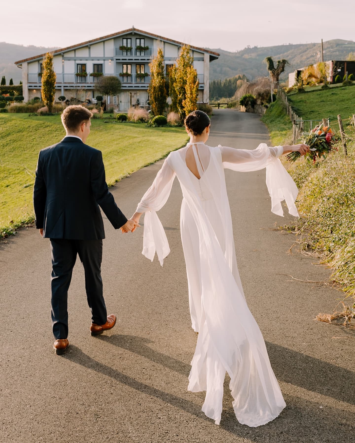Casi en la recta final de esta larga pero increíble temporada. Me encanta ver cómo van cambiando las estaciones en las fotos. Empezamos en primavera y terminaremos a últimos de diciembre en pleno invierno. El sábado tuvimos la ceremonia en Orio y después nos fuimos hasta @abeletxe_eventos para celebrar a esta maravilla de pareja. Mila esker @judisegurola eta @jaramburum danagattik. Itzela izan zan!
Mil gracias al equipo que tuvimos por hacerlo tan fácil y bonito.
Wp: @berezimoments
Second: @irenehalley_
Video: @rawlovefilms
Vestido: @ammiu.atelier
Traje: @sastreriaaldabaldetreku
Muha: @garbigarai
Flores: @flowersandco
Papelería: @labahiacreativa
Dj: @nemuxpromusic
Restaurante: @abeletxe_eventos