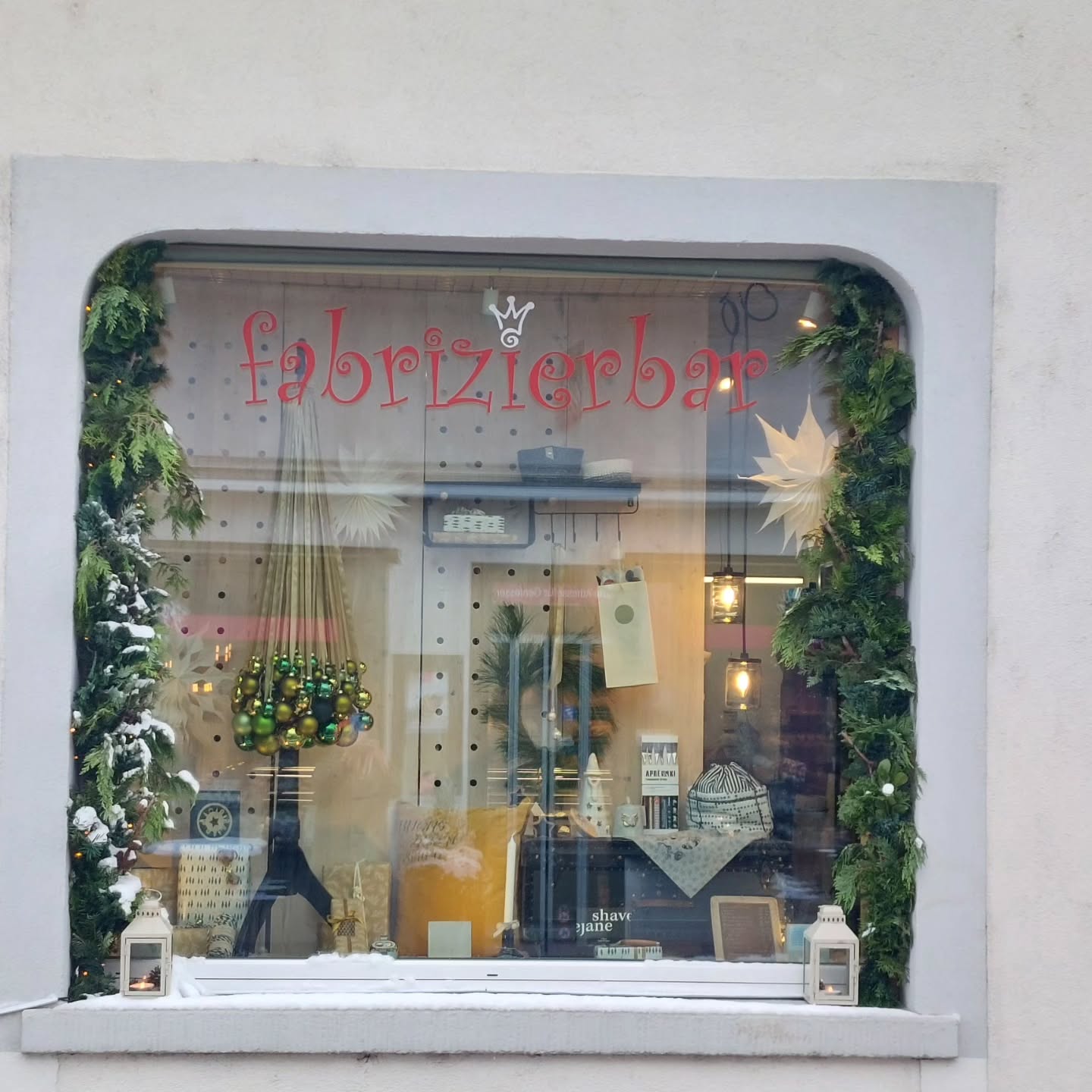 Mit dem Schnee sieht das Weihnachtsschaufenster noch stimmiger aus❄️🎄
Mein "Bäumchen" ist aus dem Schneiderbüstenständer, ca 60m Satinband und unzähligen Kugeln.
Einige Geschenkideen, weihnachtliche Deko und Inspirationen sind ausgestellt.
Komm vorbei und lass dich verzaubern.
#geschenkidee
#baldistweihnachten
#advent
#schönesundnützliches
#handgmachtinderschweiz