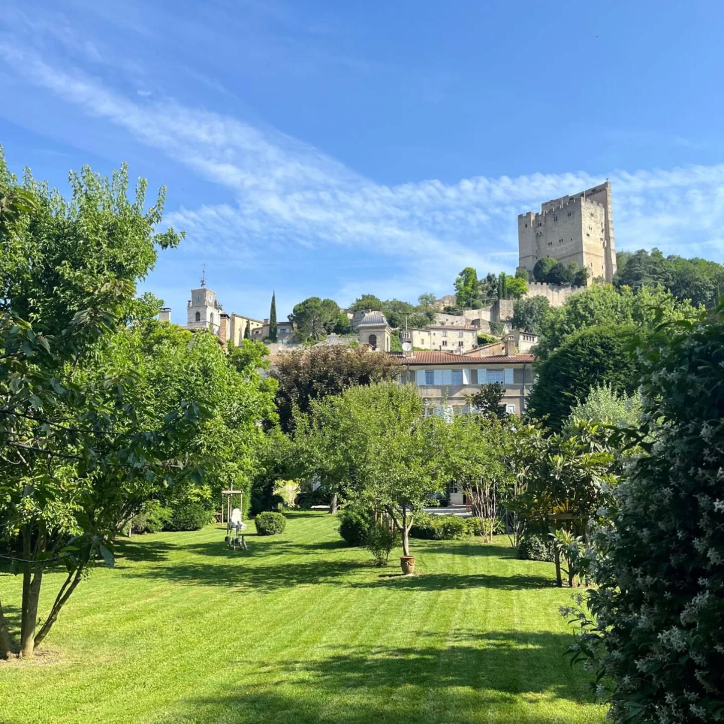 Quand le soleil sort de sa cachette... ☀️ Retour en image sur ce jardin à Crest que nous entretenons, avec une belle vue sur la Tour 🌳 Dernière tonte de l'année, peut être !
#valleedeladrome #biovallee #paysagiste #aoustesursye #jardin #drome #tourdecrest