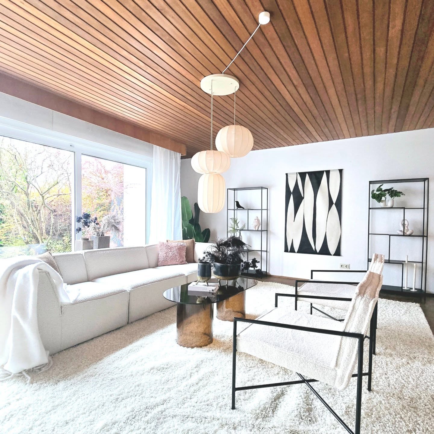 Professionelles Home Staging und seine Folgen!😯
Ja, meine Damen und Herren - der Einsatz einer Home Staging-Maßnahme (ausgeführt durch einen Profi!) in Ihrer Verkaufsimmobilie hat Folgen, über die Sie gründlich nachdenken sollten!☝🏻
Fragen, die Sie sich dringend stellen sollten, wären zum Beispiel:
1. Möchte ich meine Immobilie wirklich verkaufen?
2. Möchte ich meine Immobilie schnellstmöglich verkaufen?
3. Möchte ich den höchstmöglichen Kaufpreis erzielen?
Können Sie diese ersten drei Fragen mit ja beantworten, gratuliere ich Ihnen, denn Sie haben sich offensichtlich schon einmal Gedanken hinsichtlich des Verkaufs gemacht.👌🏻
Die nächste Frage, mit der Sie sich auseinandersetzen sollten, wäre:
Ist Ihnen bewusst, dass Ihre Immobilie im gestagten Zustand für emotionale Ausnahmezustände sorgen kann? Und sind Sie oder Ihr Makler bereit für eine hohe Anzahl von Interessenten, die Sie mit Mails und Telefonanrufen bombardieren und die um Besichtigungstermine bitten?❤️🔥
Können Sie auch diese Frage mit Ja beantworten, haben Sie alle Konsequenzen, die eine Home Staging-Maßnahme mit sich bringt bedacht. 👏🏻👏🏻
Wenn Ihnen das Konzept also klar ist und Ihnen bewusst ist, dass Sie die Investitionkosten mindestens 2 x wieder reinbekommen, sind Sie ein Mensch mit Verstand, der nicht bereit ist, sein hart erarbeitetes Geld zum Fenster rauszuwerfen.💡🧠
Ich gratuliere Ihnen!! Gehen Sie raus auf die Strasse und stecken Sie andere Menschen mit ihrem Verstand und ihrem Wissen an. Sie werden es Ihnen danken!🫶🏻🤝🏻🙌🏻🙏🏻🙏🏻
#homestaging #homestagingprofessional #immobilienpräsentation #immobilien #immobilienverkauf #immopreneur ##immocation #sanktaugustin #rheinsiegkreis #rheinland #Bonn #bonnstagram #Köln