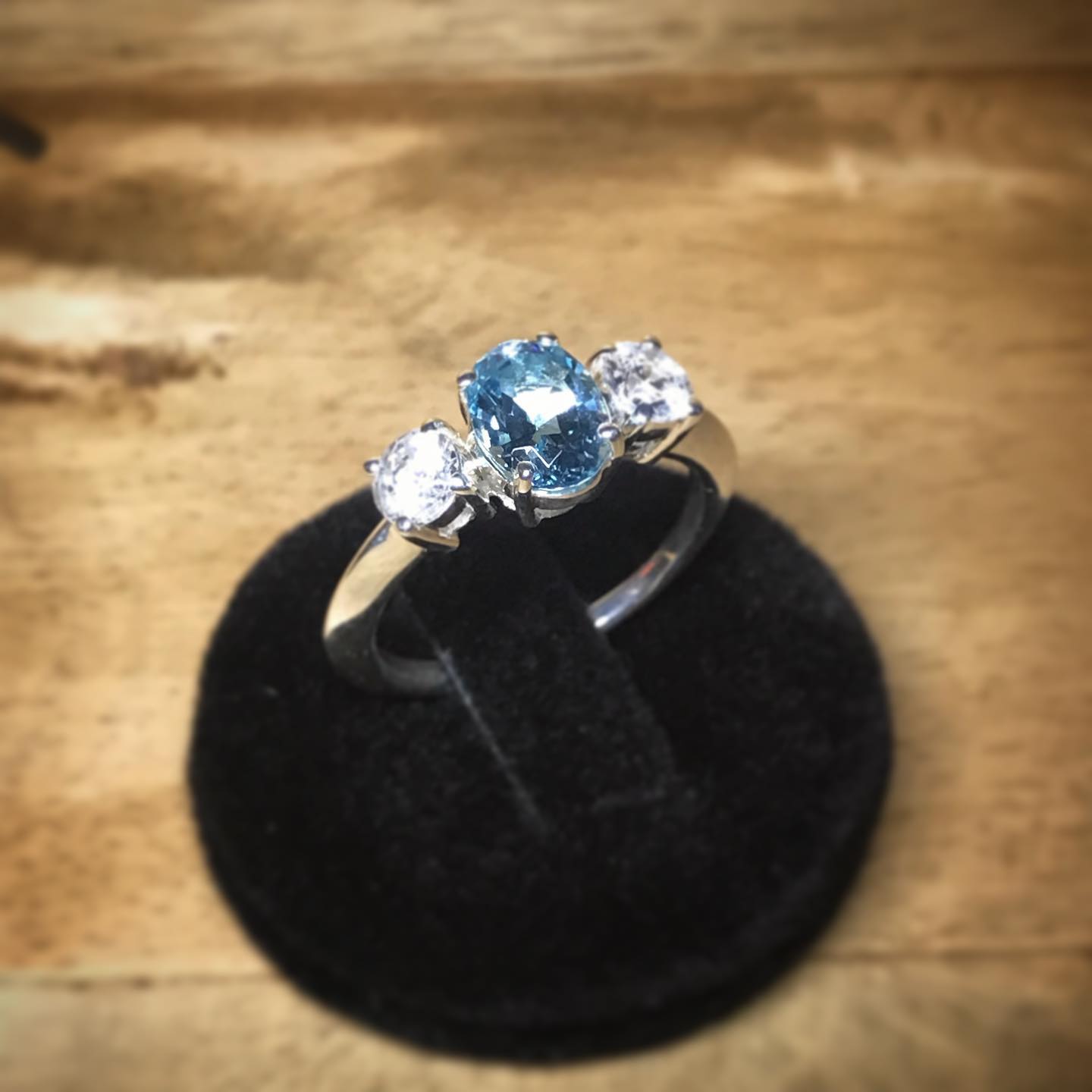 💫 Élégance intemporelle. 💍
Découvrez cette somptueuse bague style fiançailles, conçue avec soin en argent massif. Son éclat est sublimé par une topaze bleu clair, évoquant la pureté et la sérénité, entourée d’un scintillement unique d’oxydes de zirconium Swarovski. Chaque détail est un hommage à l’artisanat raffiné, parfait pour des moments inoubliables. ✨
Offrez (ou offrez-vous) une pièce qui capture l’éclat des émotions les plus précieuses. 💎
📩 Contactez-nous pour plus de détails ou pour personnaliser votre bijou."
.
.
.
.
#artisanjewelry #artisane #bijouxcreateur #ring #topaze #handmadejewelry #faitmain #loireatlantique #labaule #presquileguerandaise #bijoux #argent925