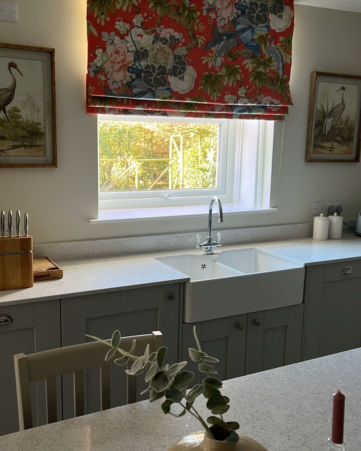 Farmhouse kitchen completed. Really happy how this kitchen has turned out, looks amazing with the interior design finishing touches 👌
Buckingham light grey and Graphite shaker doors from @lee_trademouldings.rochdale
@silestonebycosentino Stella blanco 20mm quartz worktops.
@blanco_uk Belfast sink and Vicus tap.
#kitchen #farmhousedecor #farmhousekitchen #backbritishfarming #kitchendesignideas #kitchendecor #kitchendesign #kitchenrenovation #kitchenremodel #aga #cosentinouk #blum #egger #quartzworktop #kitchenfitting #farmhouse #farmhousedecor #interiordesign #homedesign #ashwoodkitchens